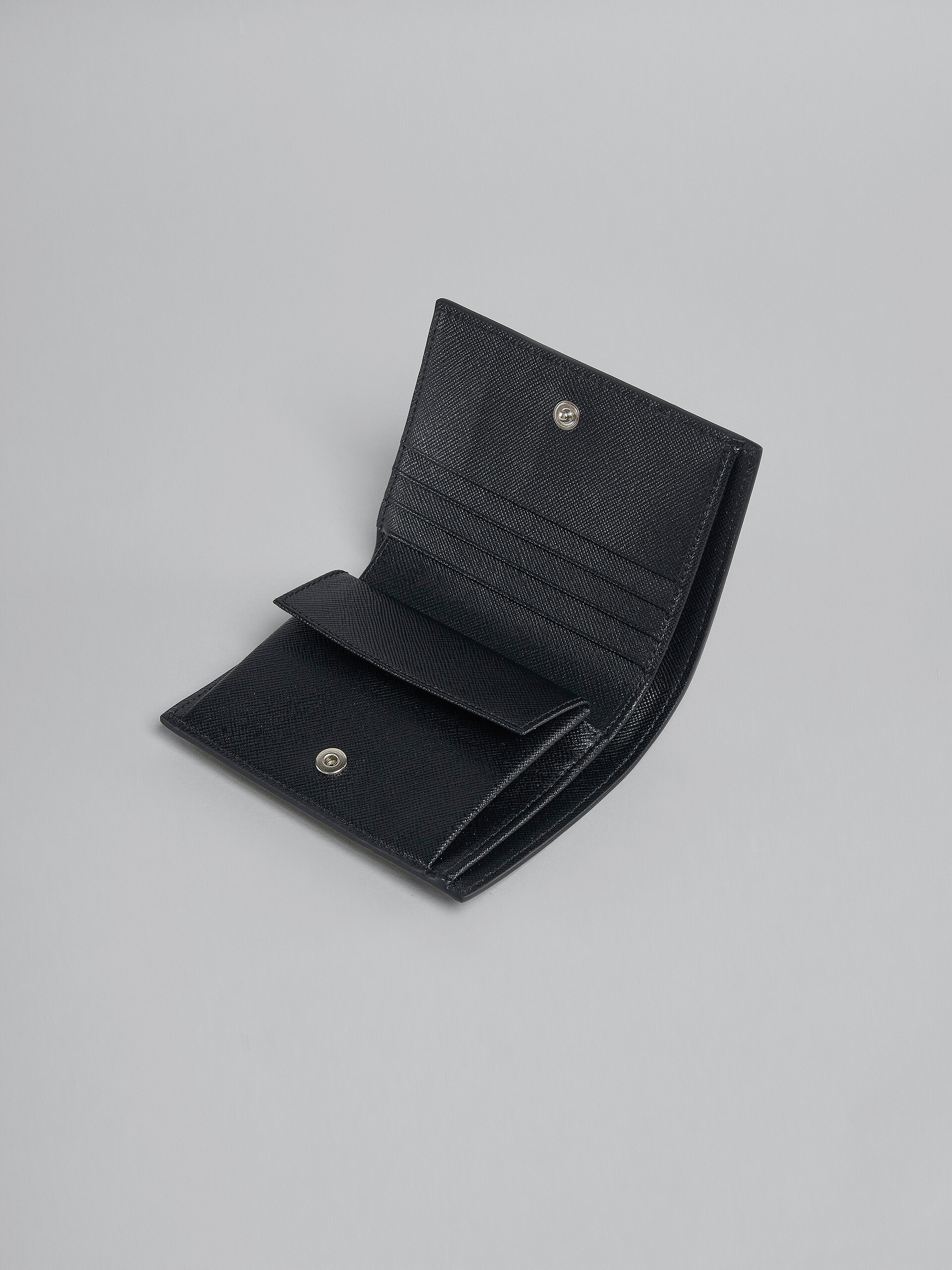 Portafoglio bi-fold in vitello Saffiano nero - Portafogli - Image 4