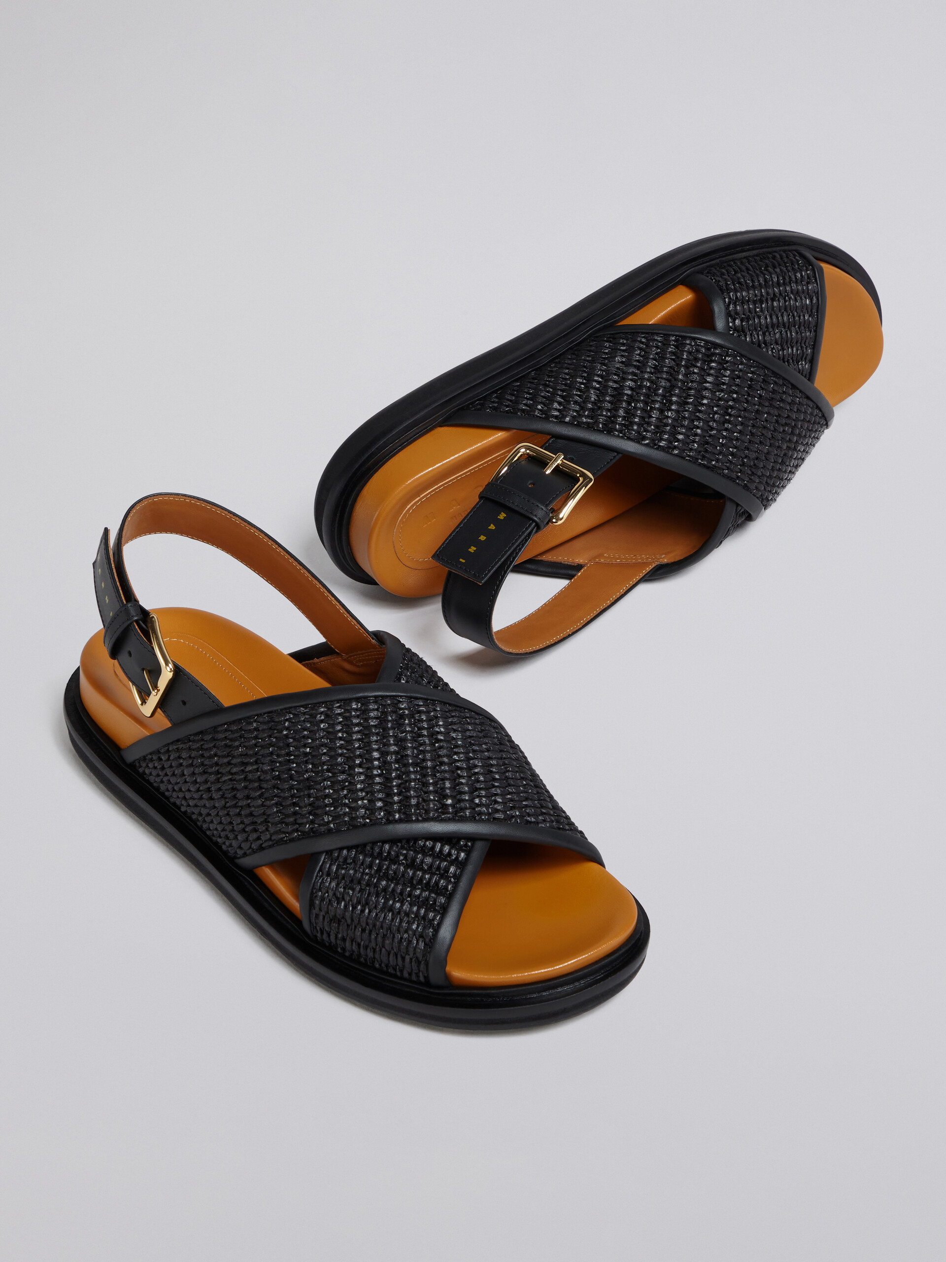 Fußbett-Sandale aus schwarzem Raffiabast und Leder - Sandalen - Image 5