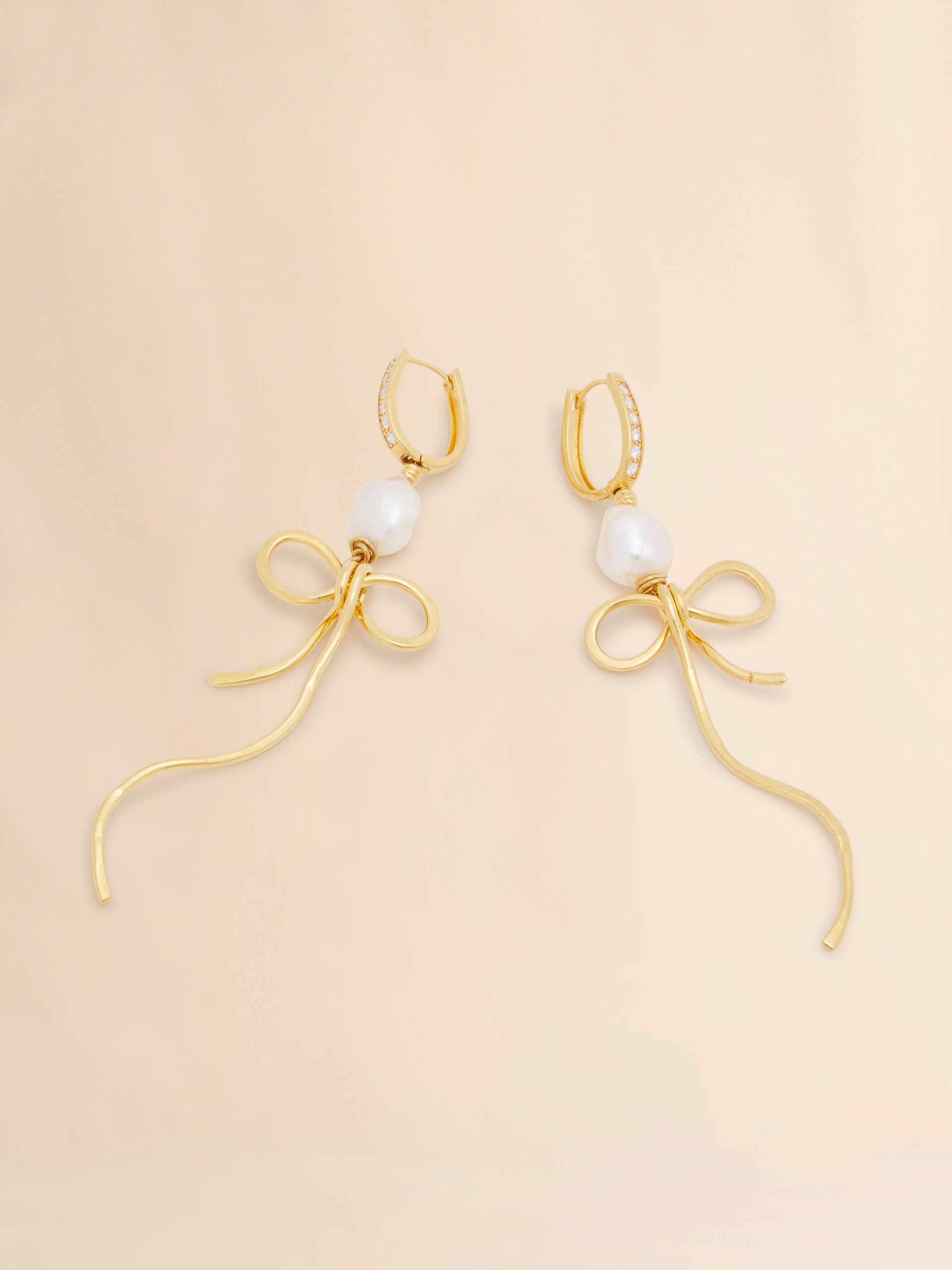 Goldfarbene Bow-Tropfenohrringe mit Perlen - Ohrringe - Image 4