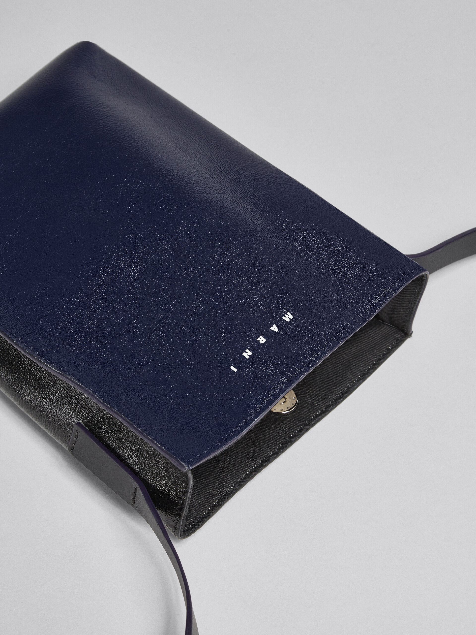MUSEO SOFT bag piccola in pelle lucida blu e nera - Borse a spalla - Image 5