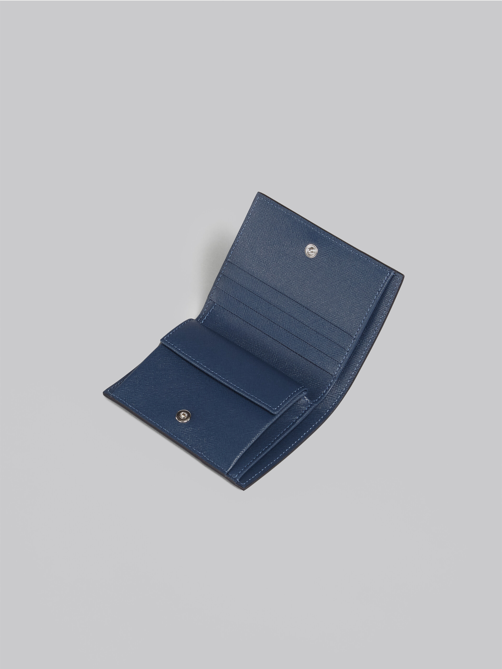 Portafoglio bi-fold in saffiano nero verde e blu - Portafogli - Image 4