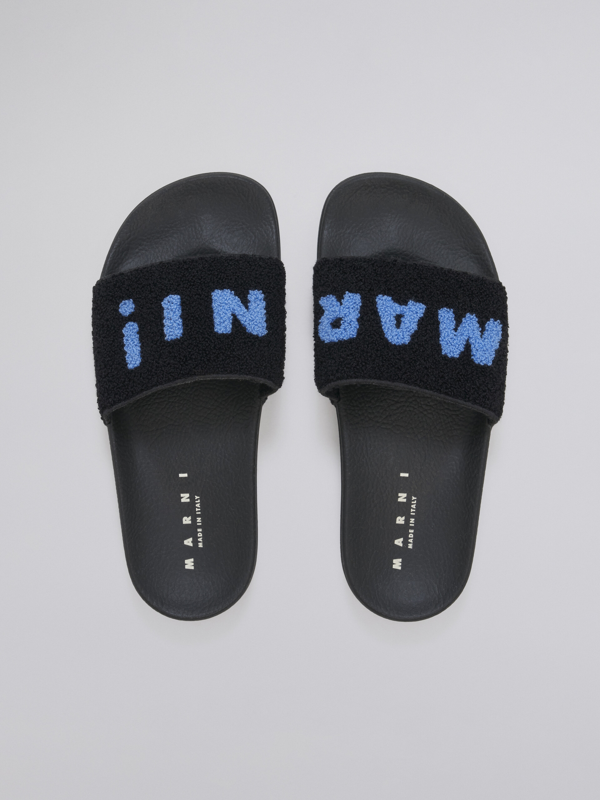 Sandalo in gomma con fascia in spugna nero e blu - Sandali - Image 4