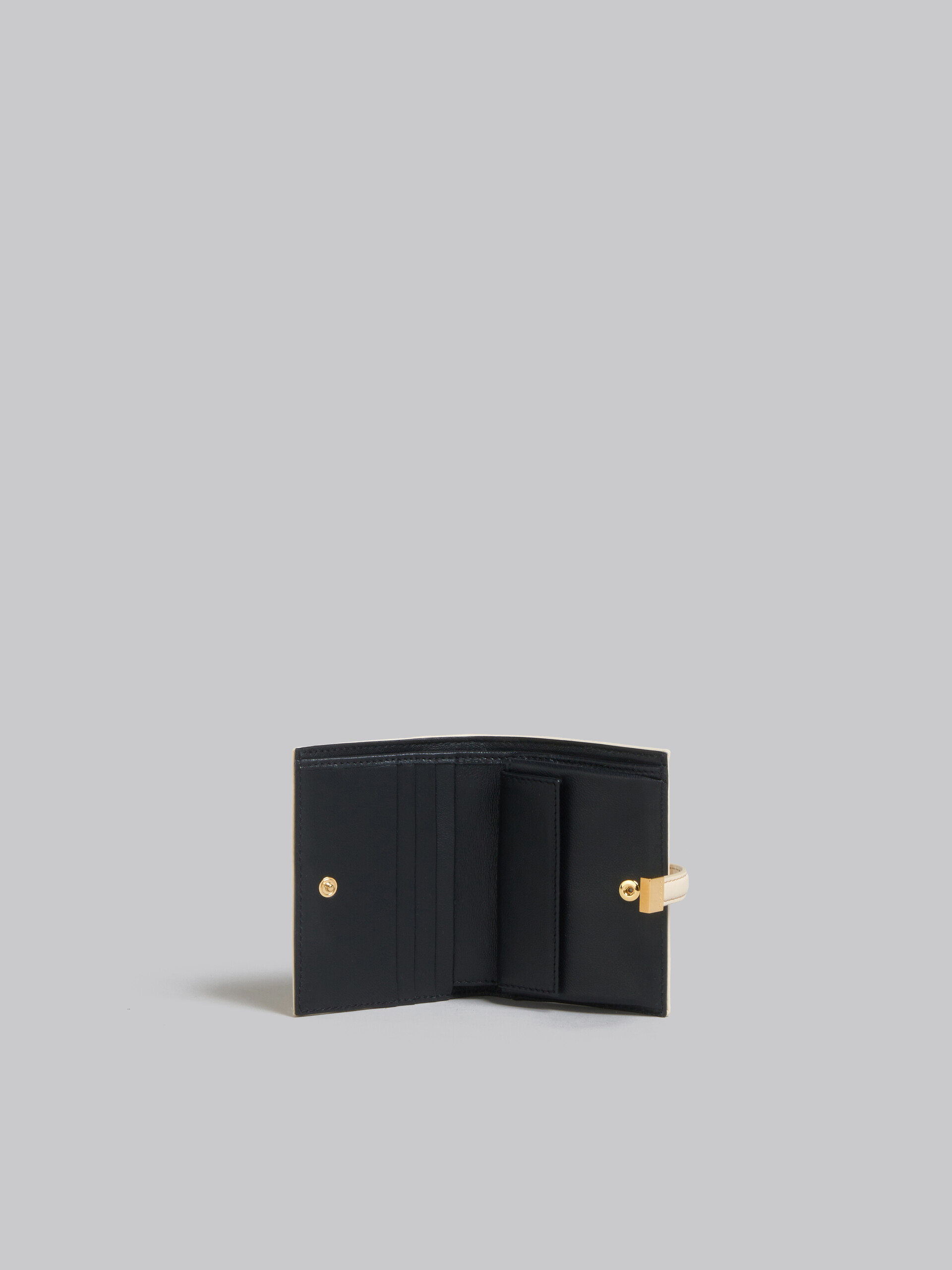 Portefeuille Prisma à deux volets en cuir noir - Portefeuilles - Image 2