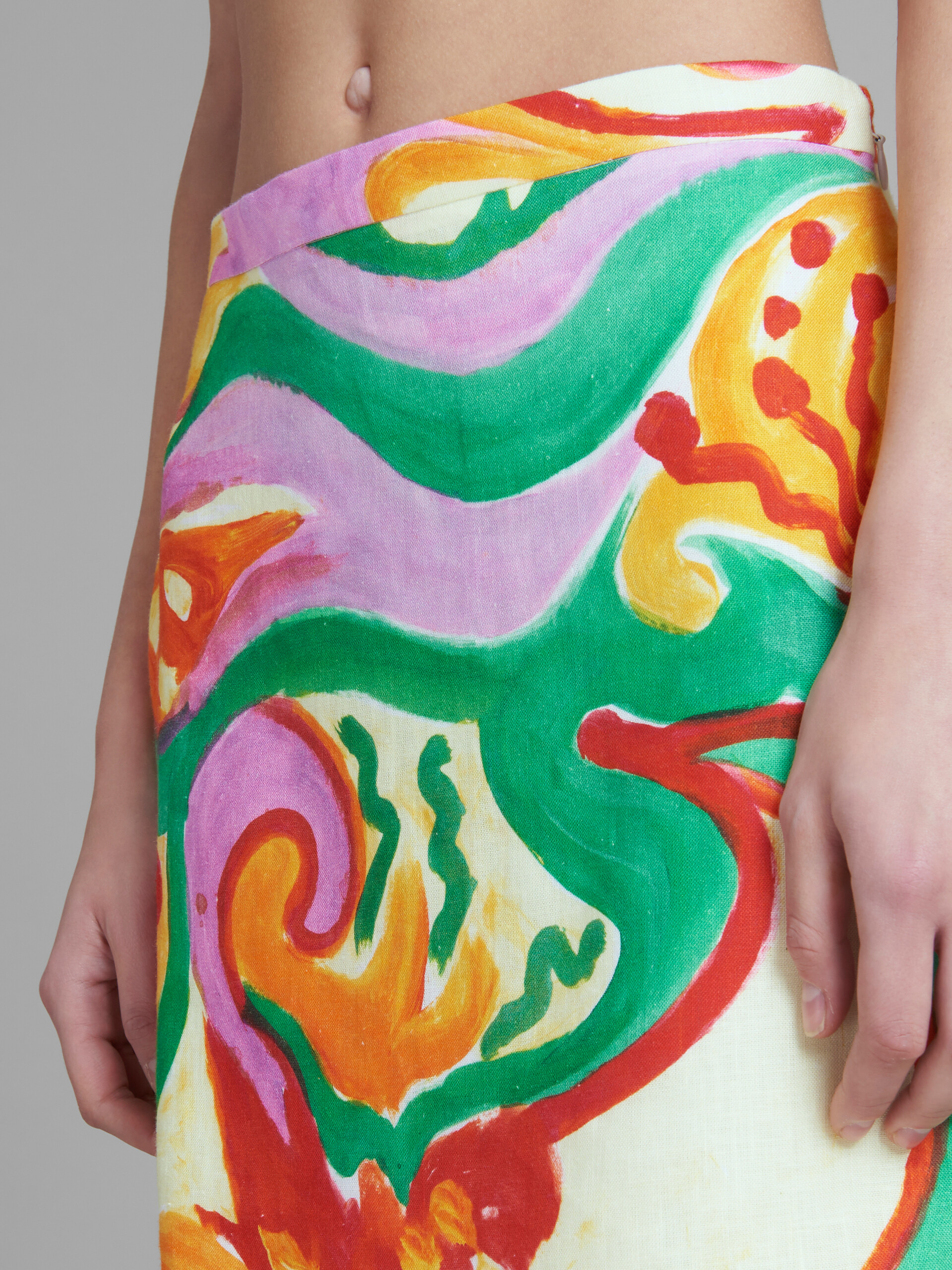 Marni x No Vacancy Inn - Linen-viscose mini skirt with Chippy Blossom print - Skirts - Image 4