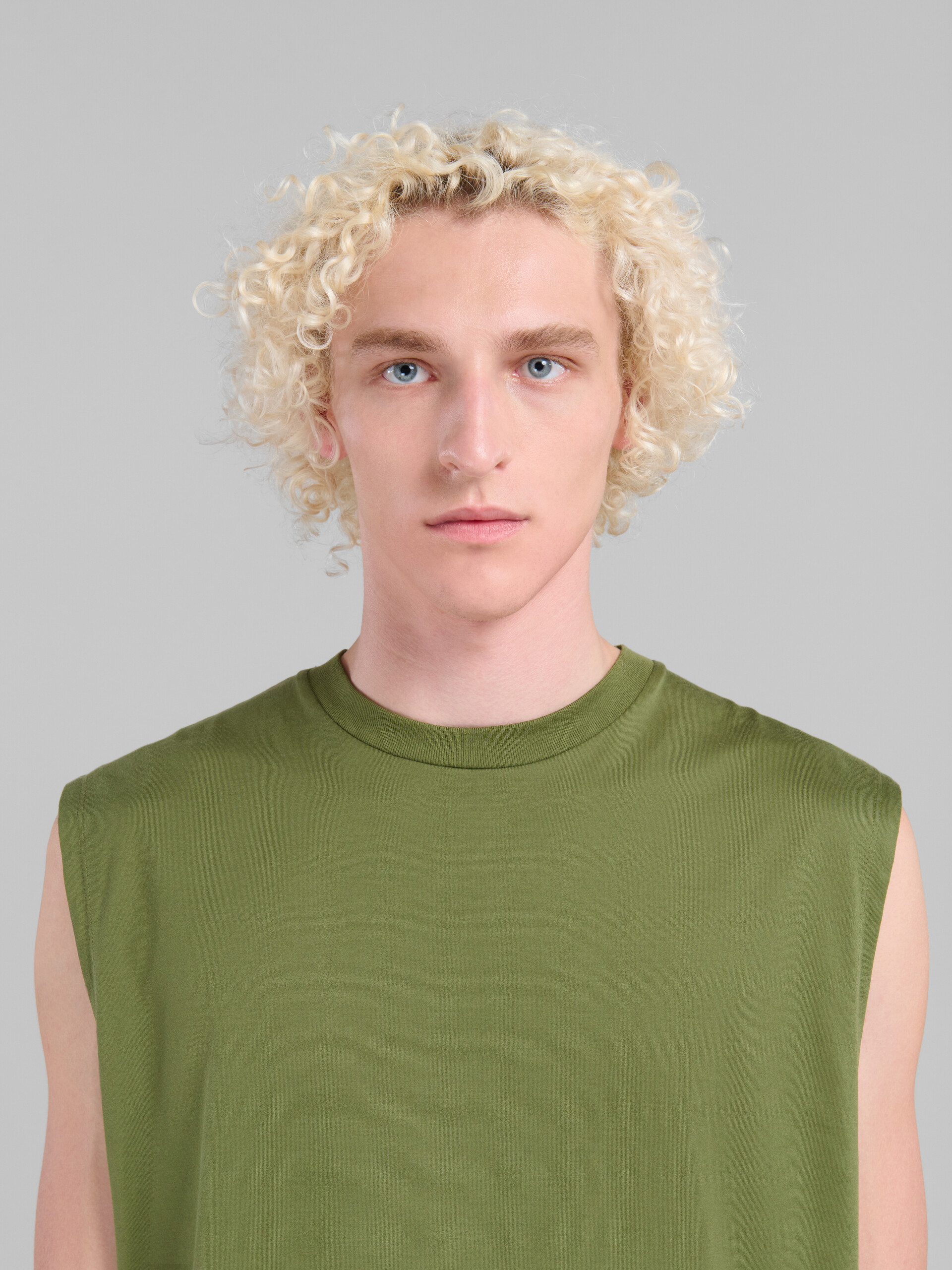 T-shirt smanicata in cotone biologico verde con stampa Marni Dripping. - T-shirt - Image 4