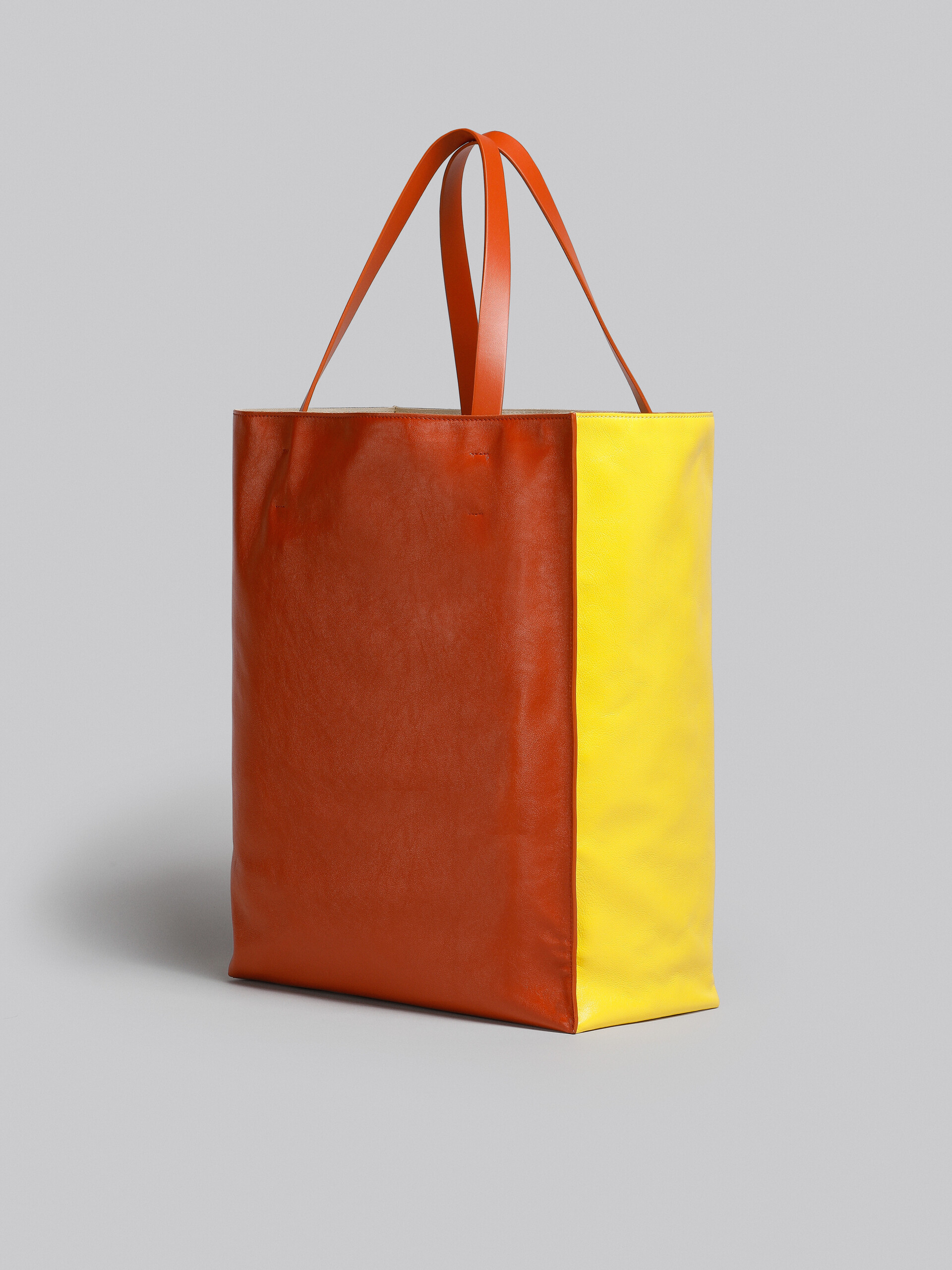 Grand sac MUSEO SOFT en cuir jaune et marron - Sacs cabas - Image 3