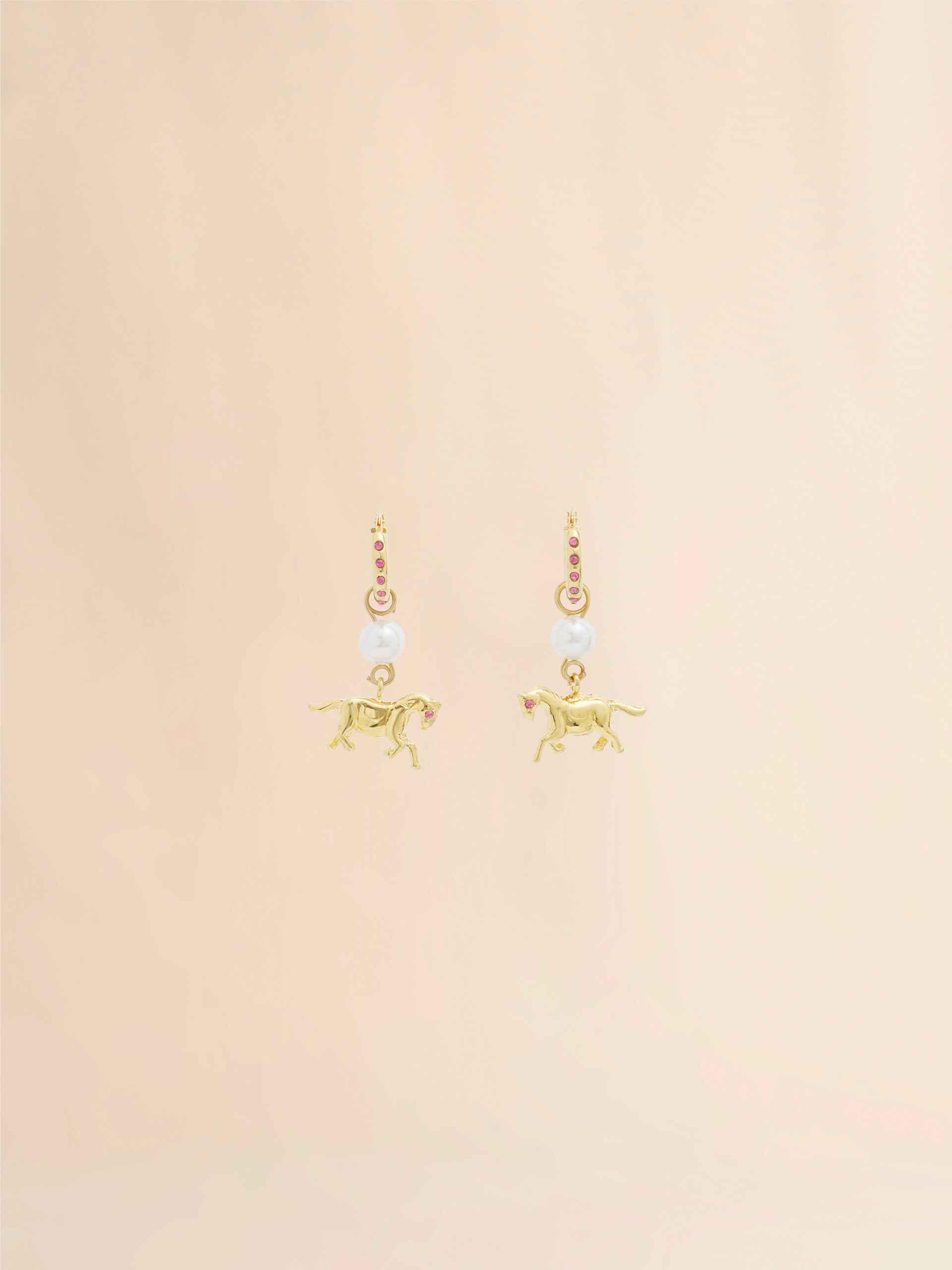 Boucles d'oreilles dorées avec breloque cheval - Boucles d’oreilles - Image 1