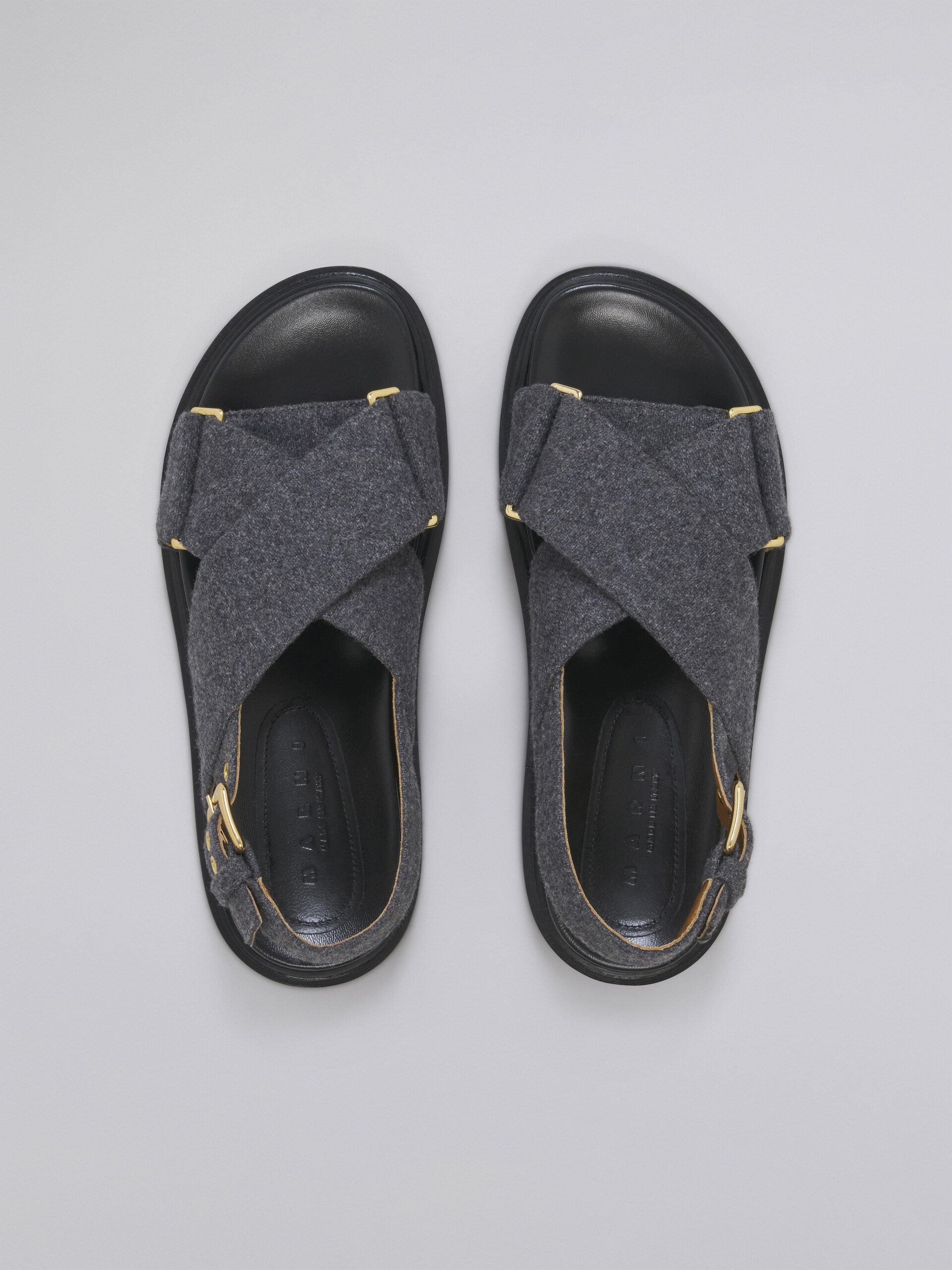 Criss-Cross-Fußbett-Sandale aus grauem Wollfilz - Sandalen - Image 4