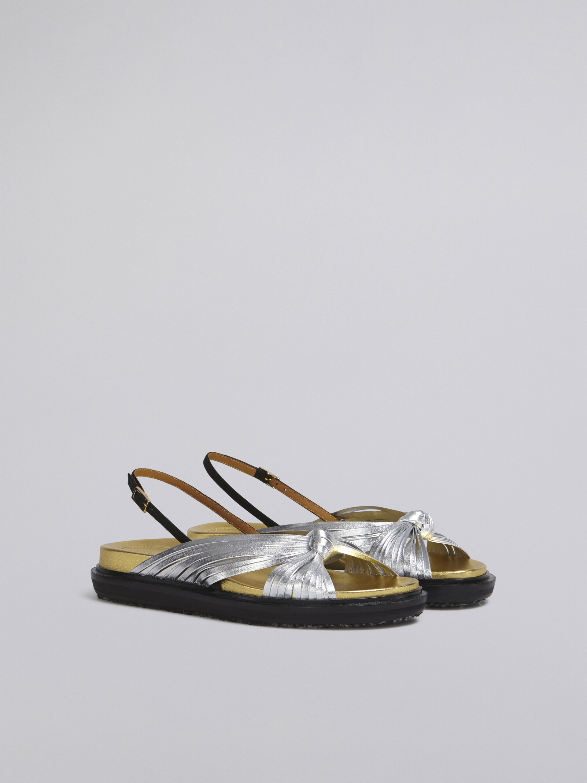 Silberfarbene Fußbett-Sandale aus Metallic-Leder mit gekreuzten Riemchen - Sandalen - Image 2