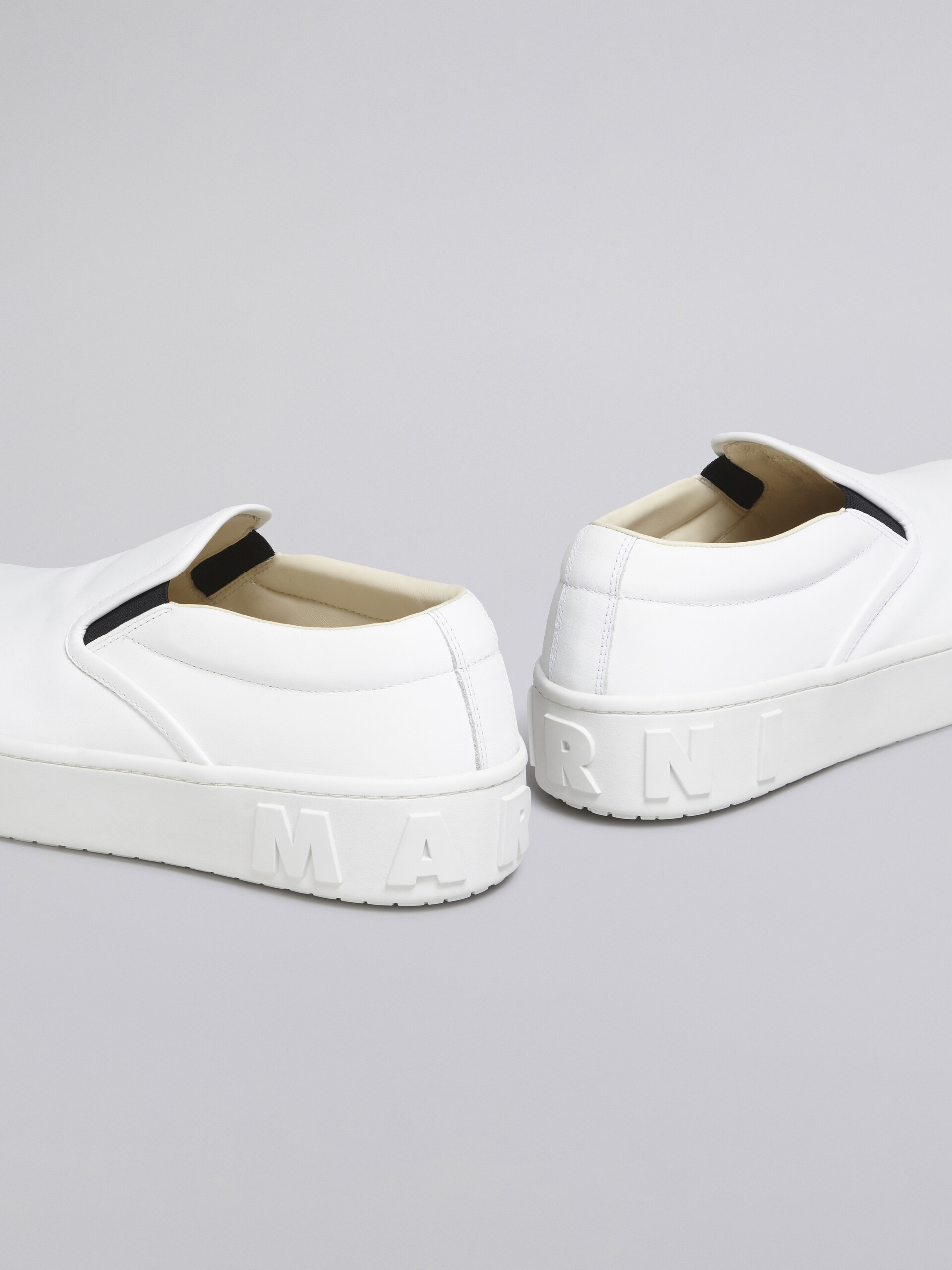 Zapatilla de deporte slip de piel de becerro blanca con maxilogotipo de Marni en relieve - Sneakers - Image 5