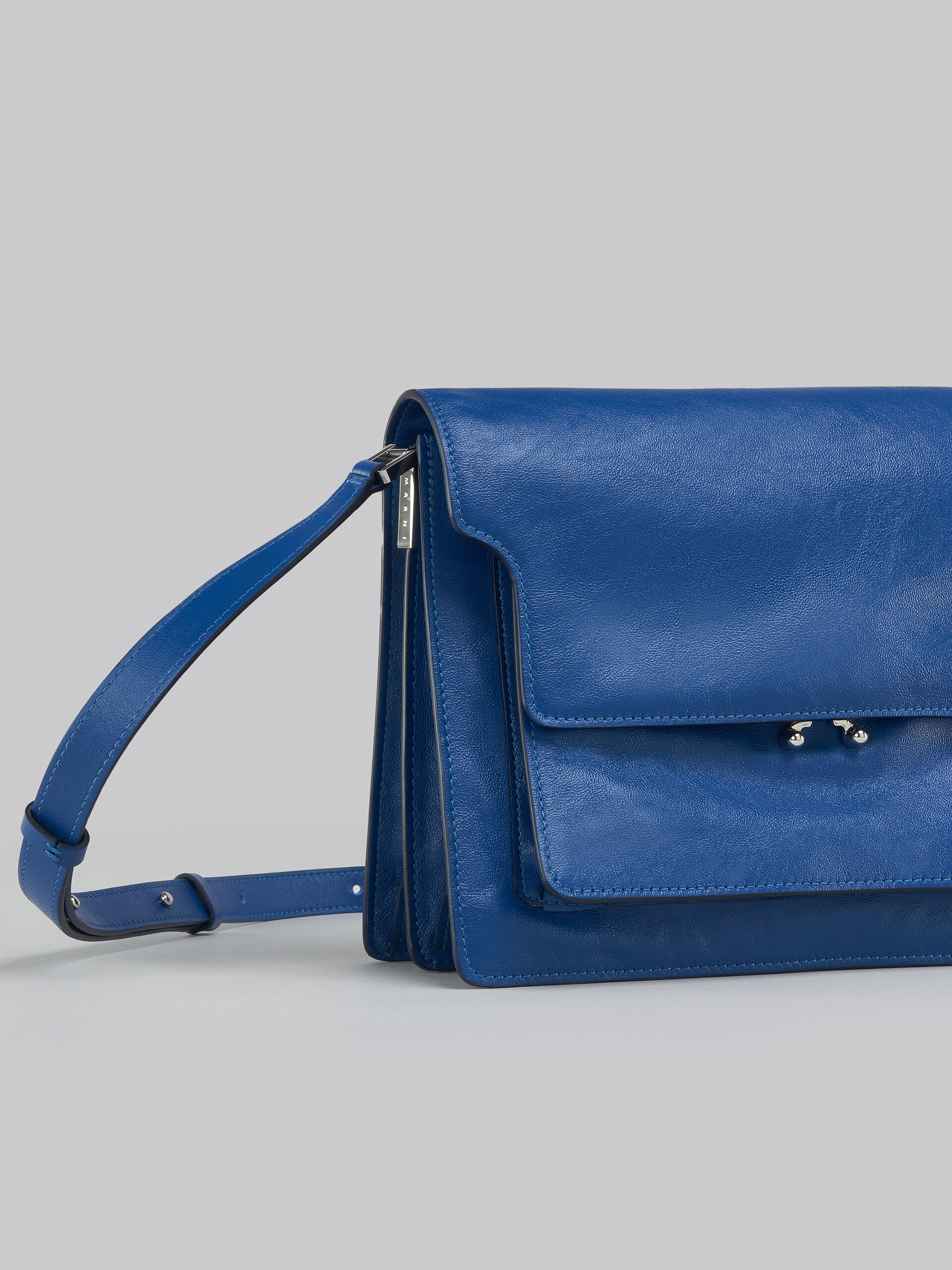 Trunk Soft Large Bag in blue leather - Shoulder Bags - Image 5