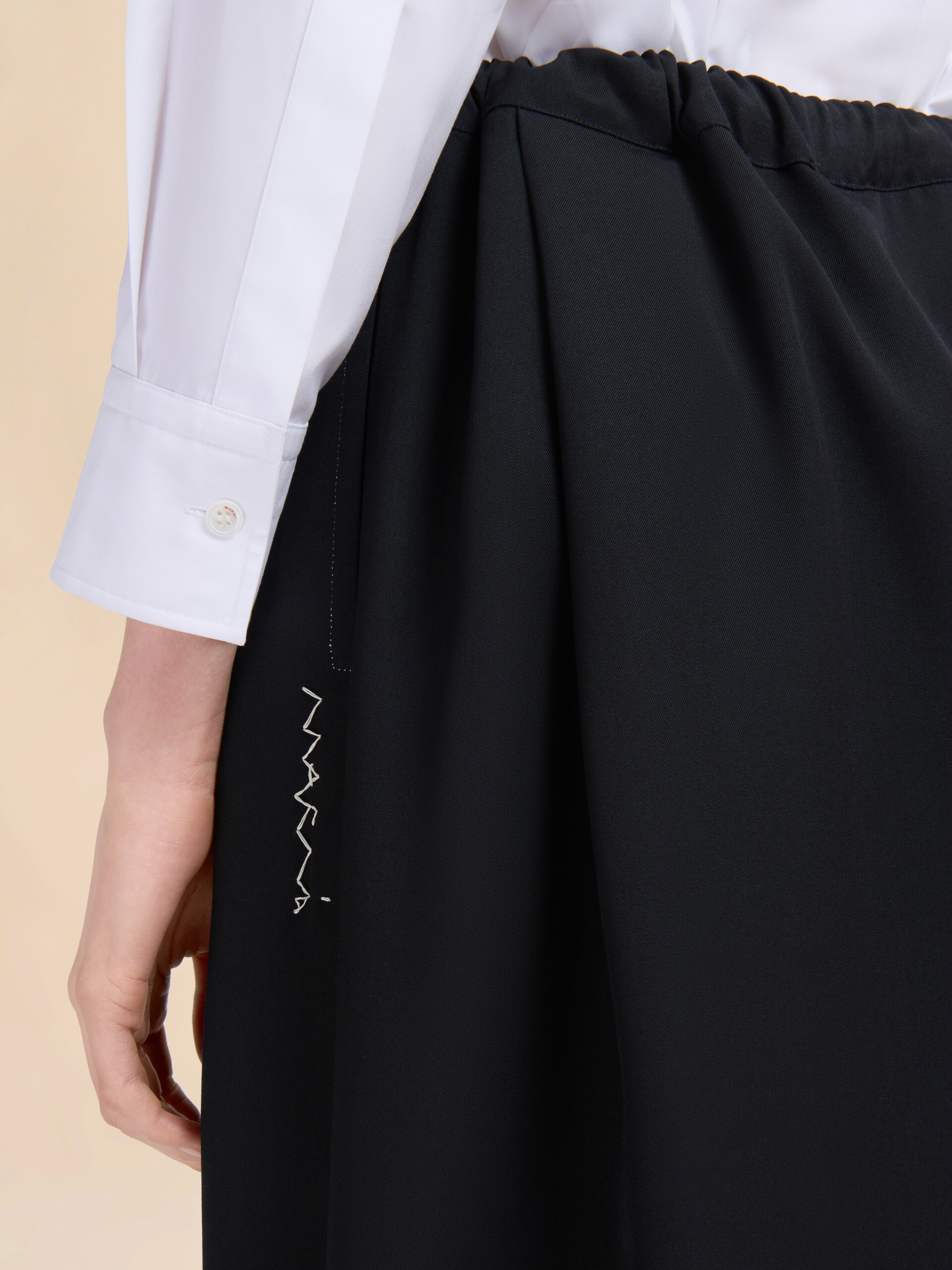 Pantaloni oversize in lana nera - Pantaloni - Image 4