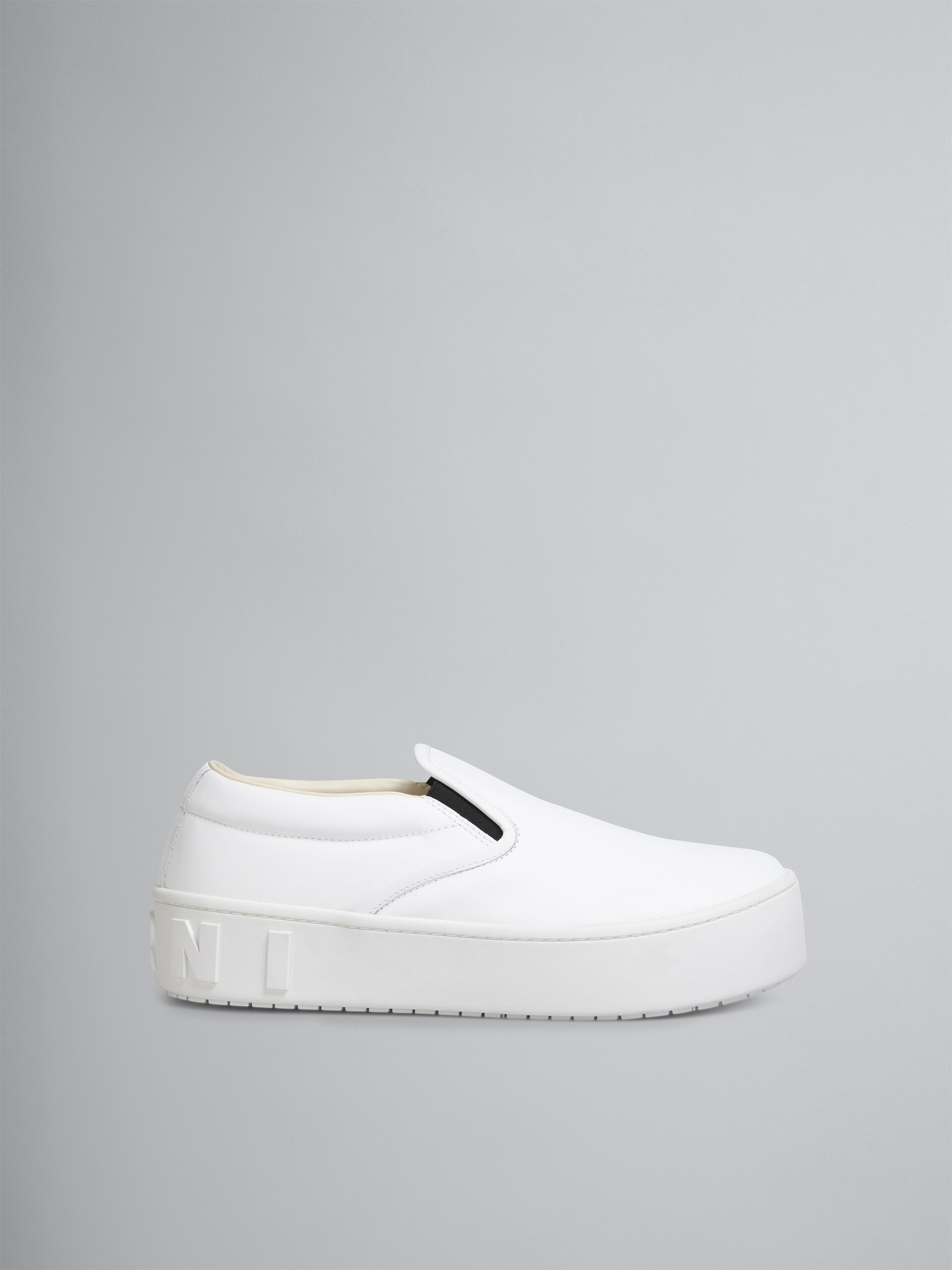 Zapatilla de deporte slip de piel de becerro blanca con maxilogotipo de Marni en relieve - Sneakers - Image 1