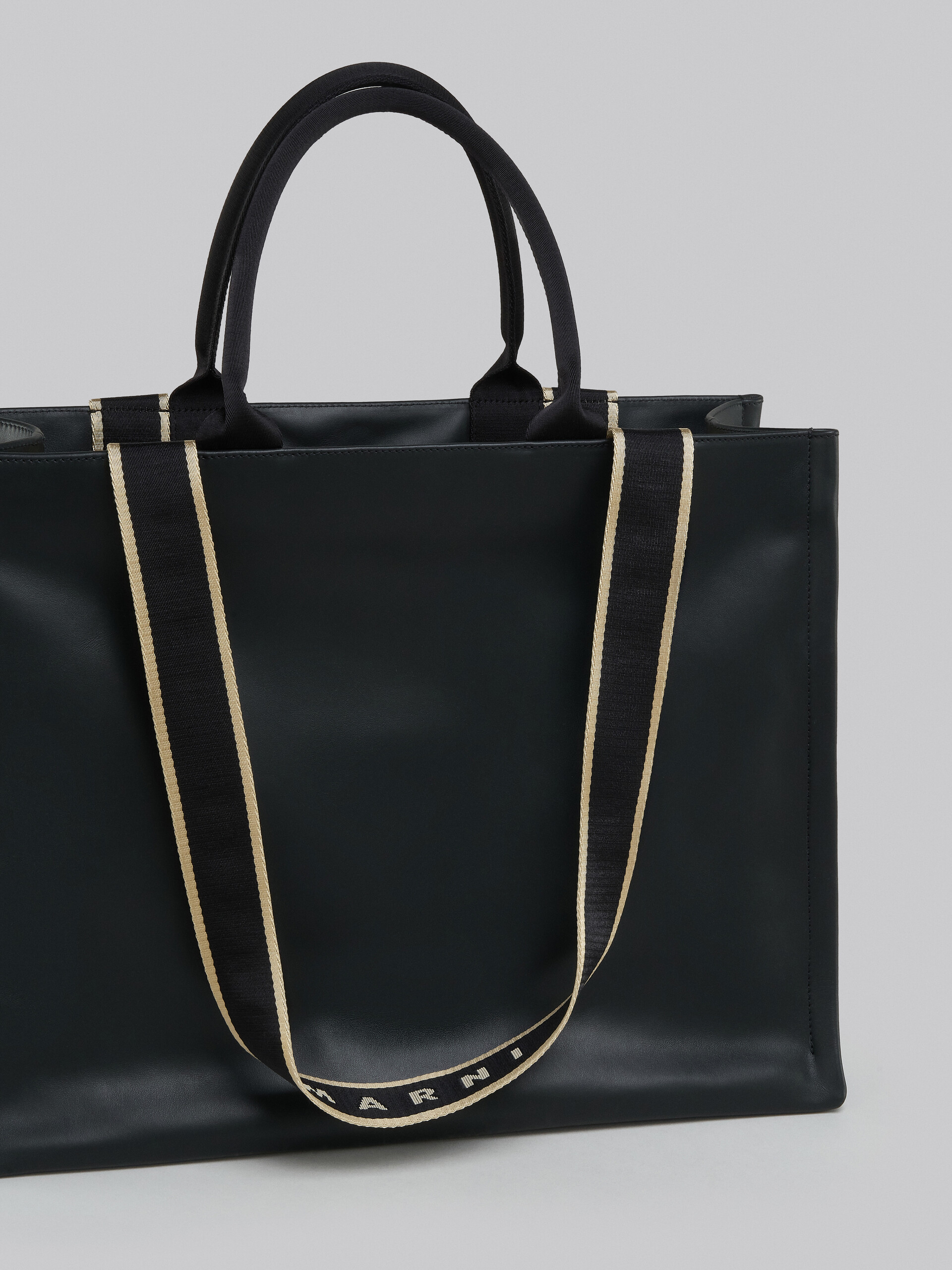 Bey Tote Bag in black leather - Shopping Bags - Image 4