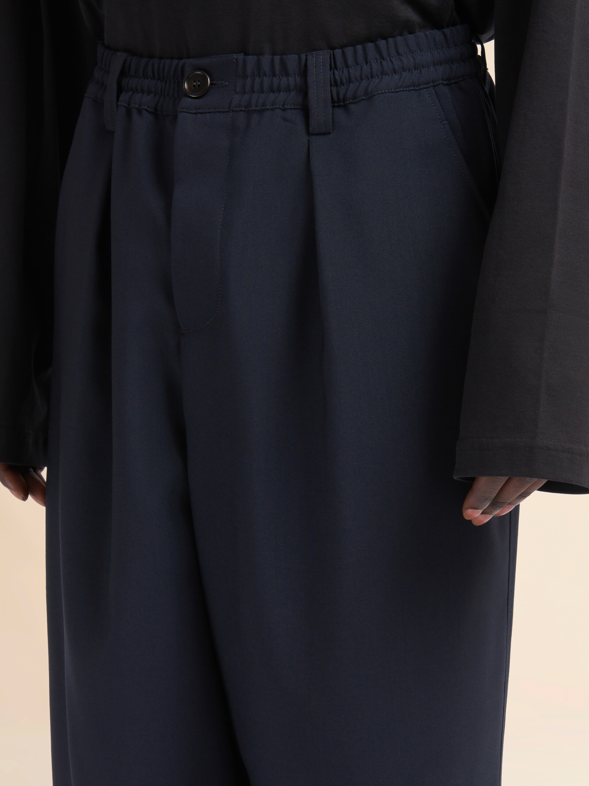 Cropped trousers in cool wool with drawstring at the waist - Pants - Image 4