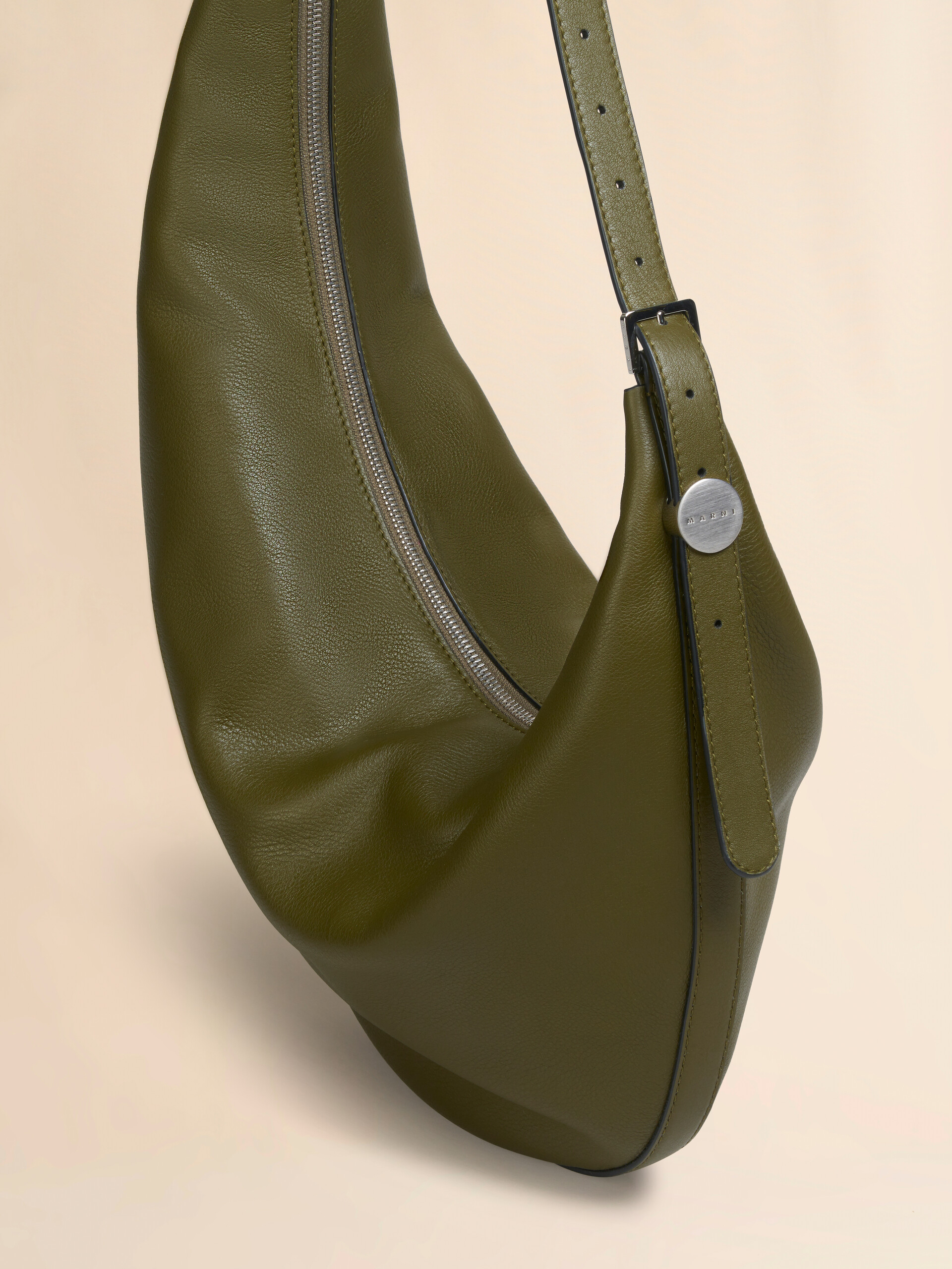 Schwarze kleine Hobo-Tasche Dot aus Leder - Schultertaschen - Image 5