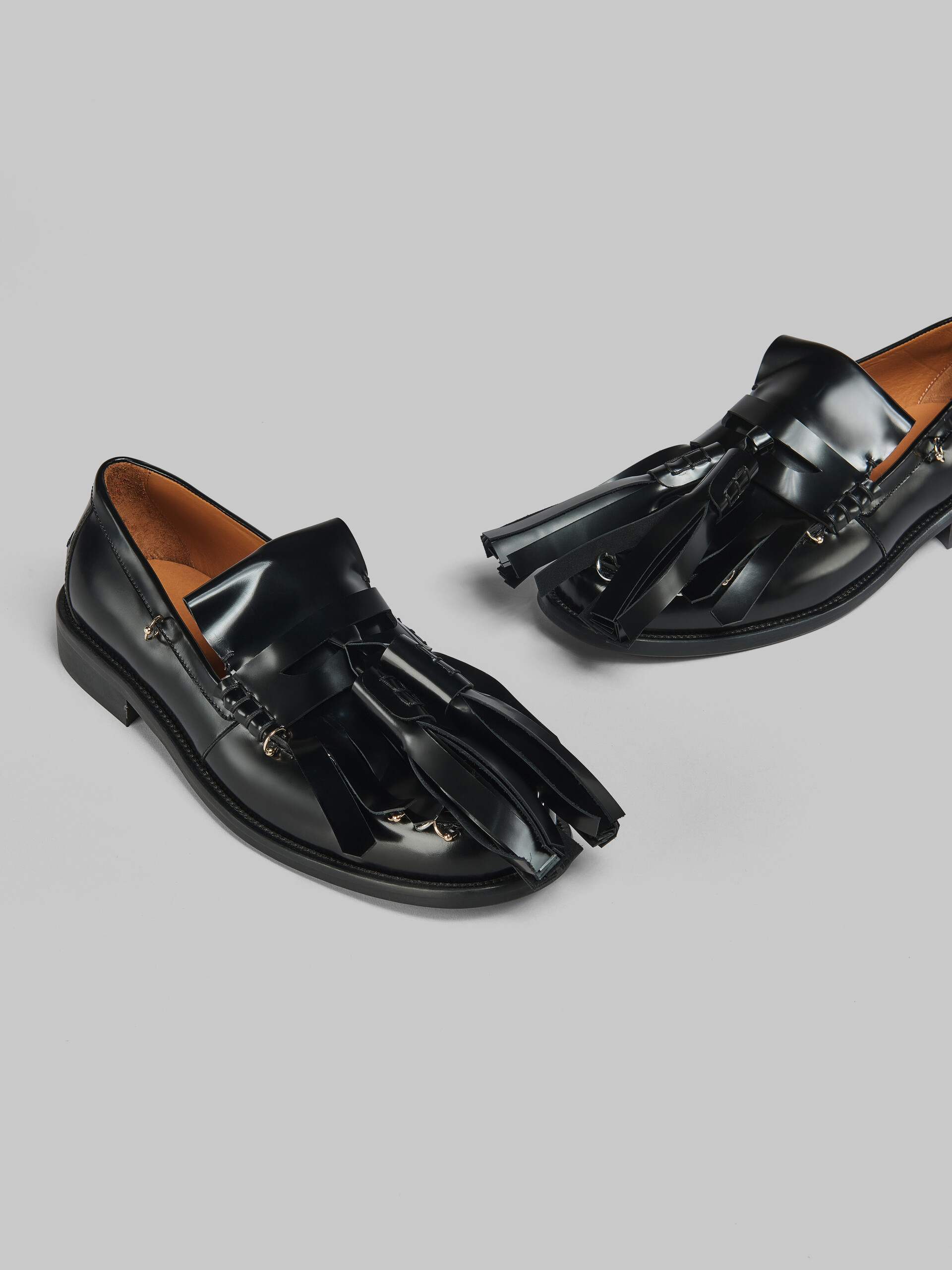 Schwarze Loafers Bambi aus Leder mit Maxi-Troddeln - Schnürschuhe - Image 4