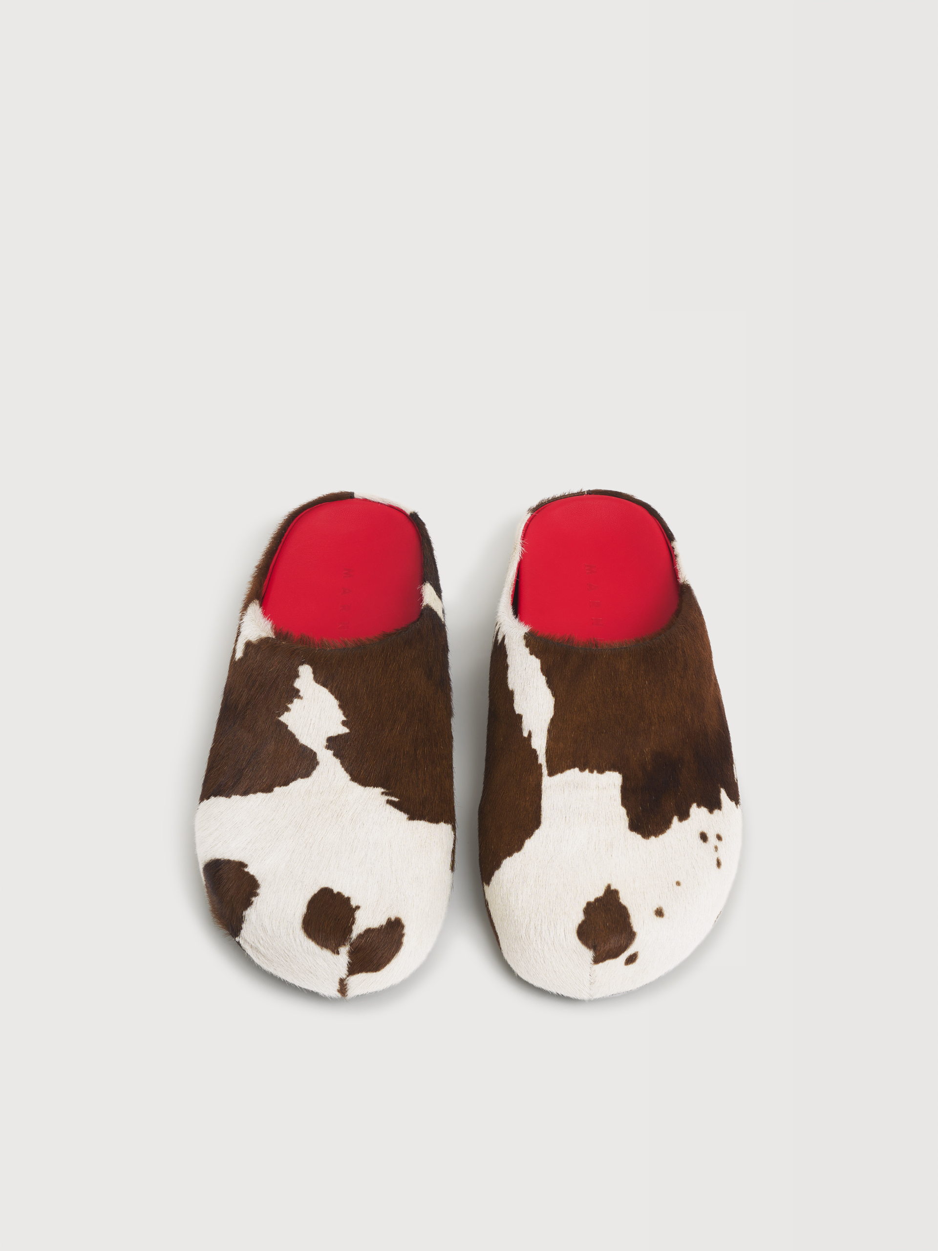 White and brown cow-print ponyhair Fussbett sabot - Clogs - Image 4