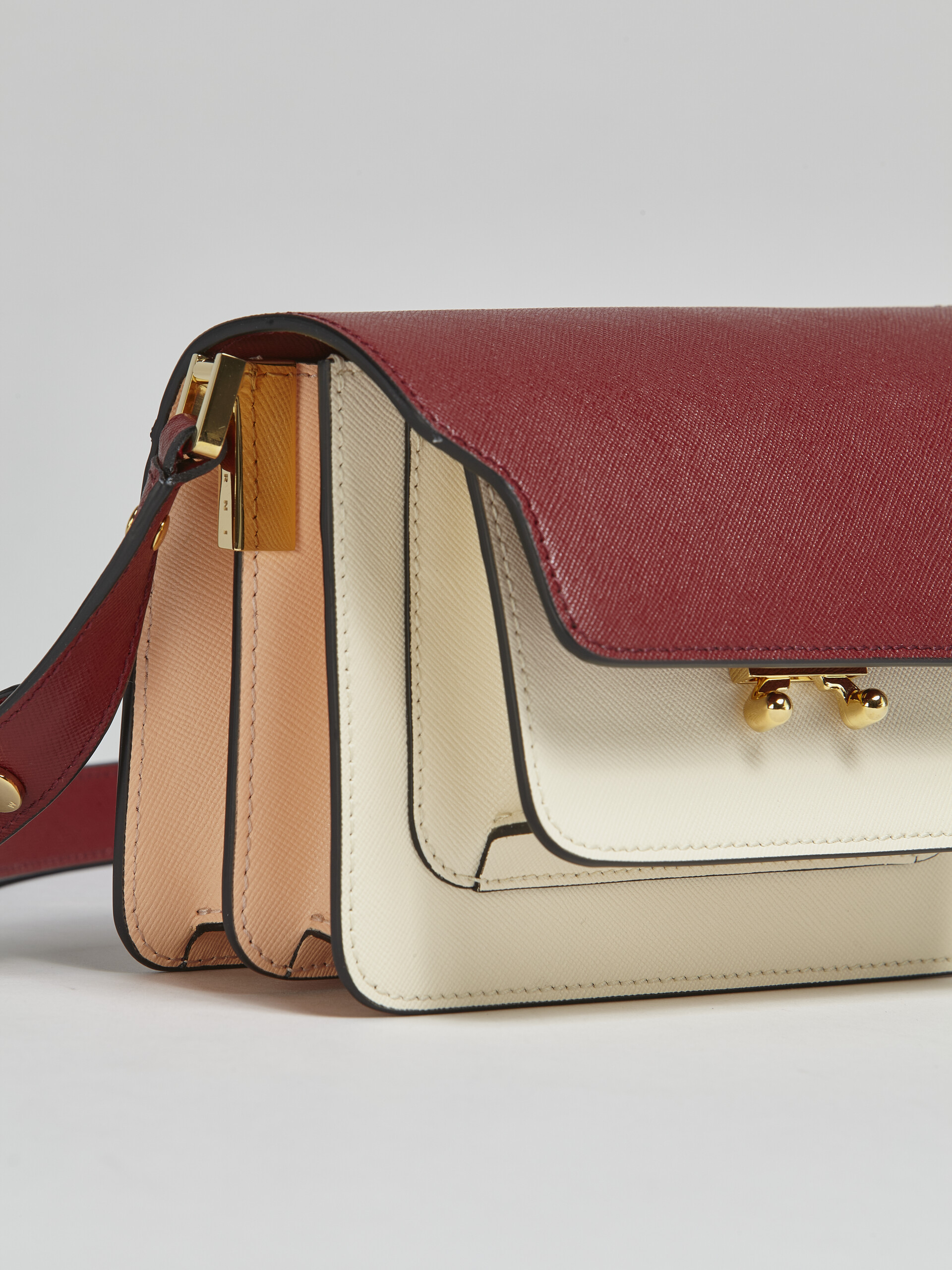 Mini-sac porté épaule TRUNK de taille moyenne en cuir saffiano rouge multicolore - Sacs portés épaule - Image 4