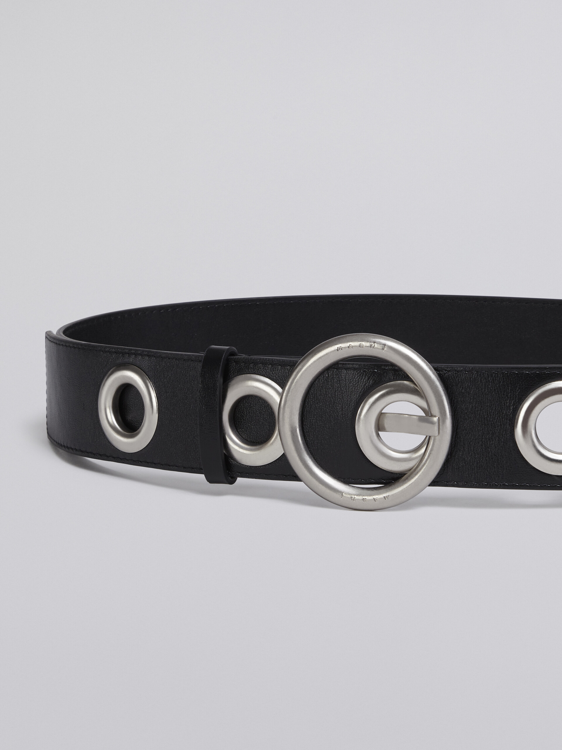 Cintura in vitello nero con occhielli in metallo - Cintura - Image 2