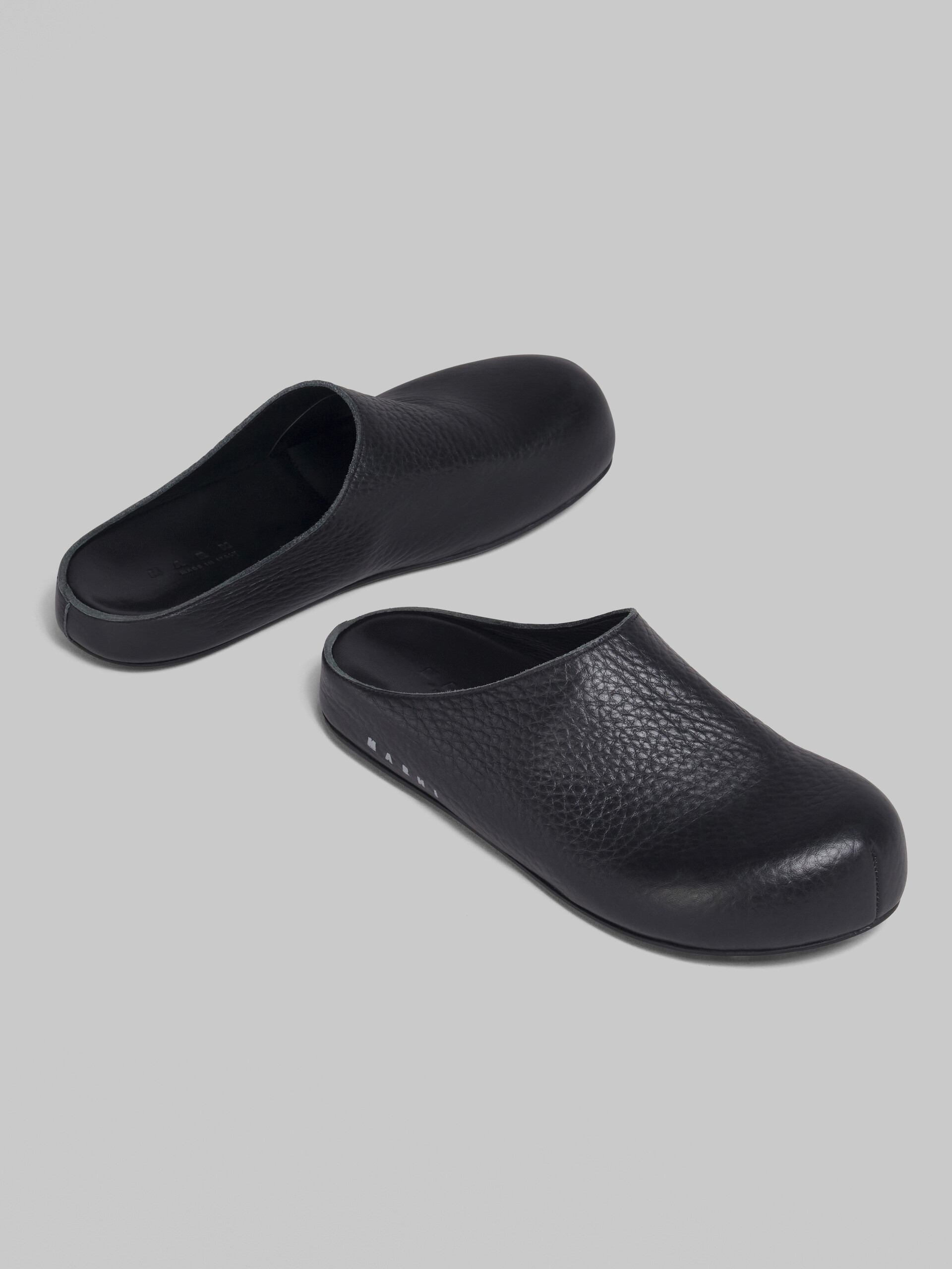 Schwarze Fußbett-Sandale aus Leder - Holzschuhe - Image 5