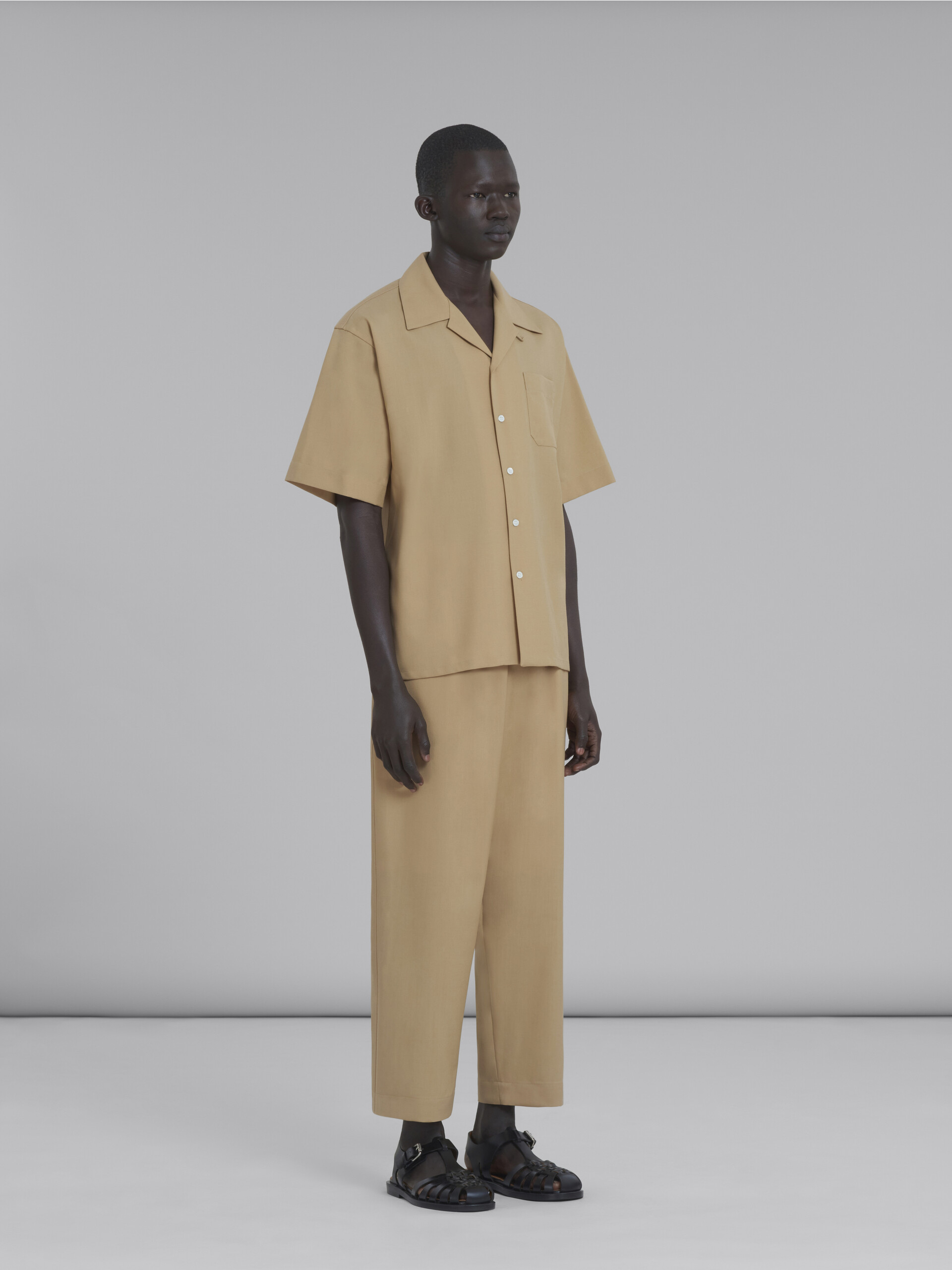 Kurz geschnittene Hose aus beigefarbener Tropenwolle - Hosen - Image 5