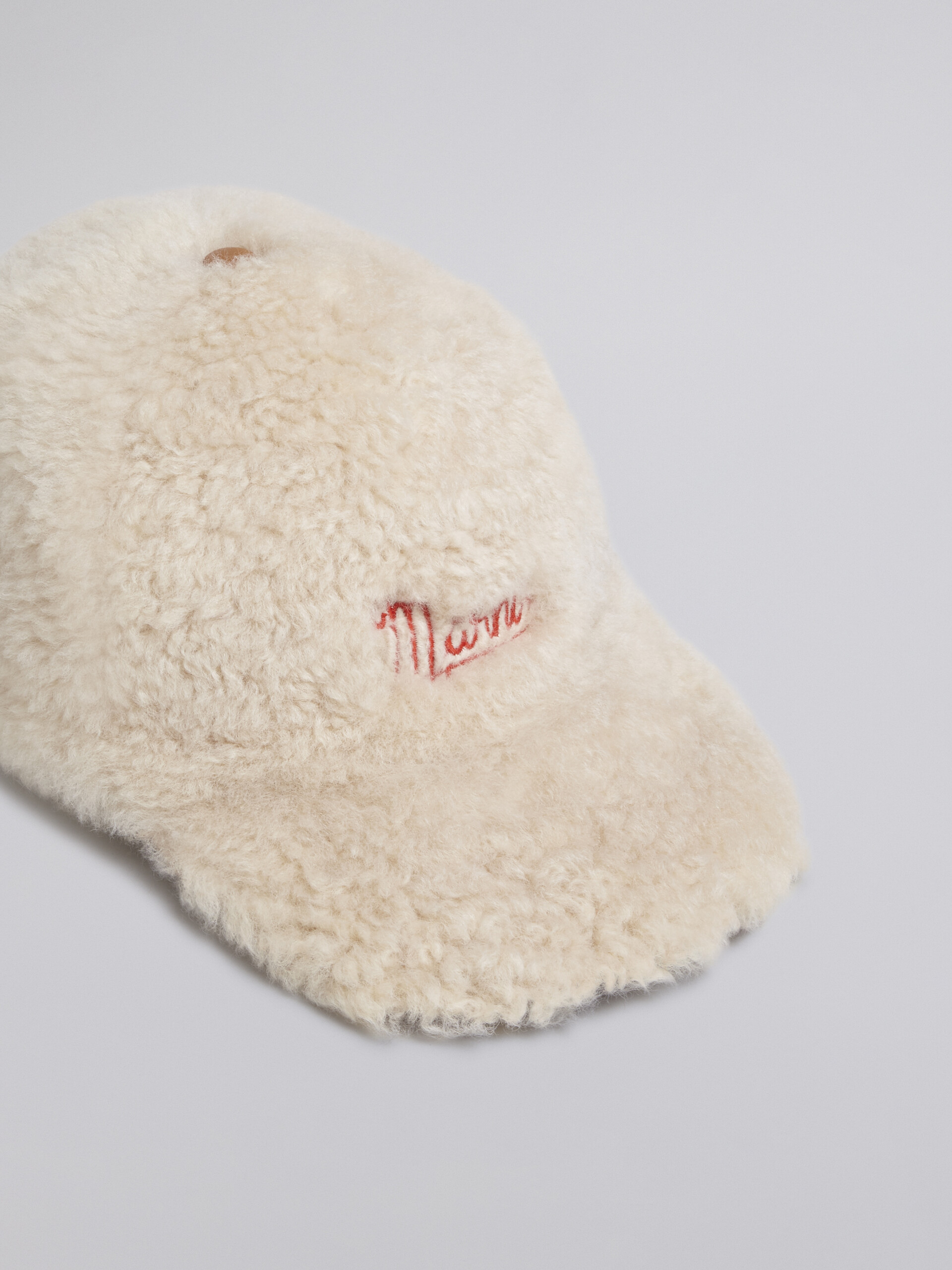 Mütze aus Shearling mit kontrastfarbenem, gesticktem Marni Logo - Hüte - Image 3