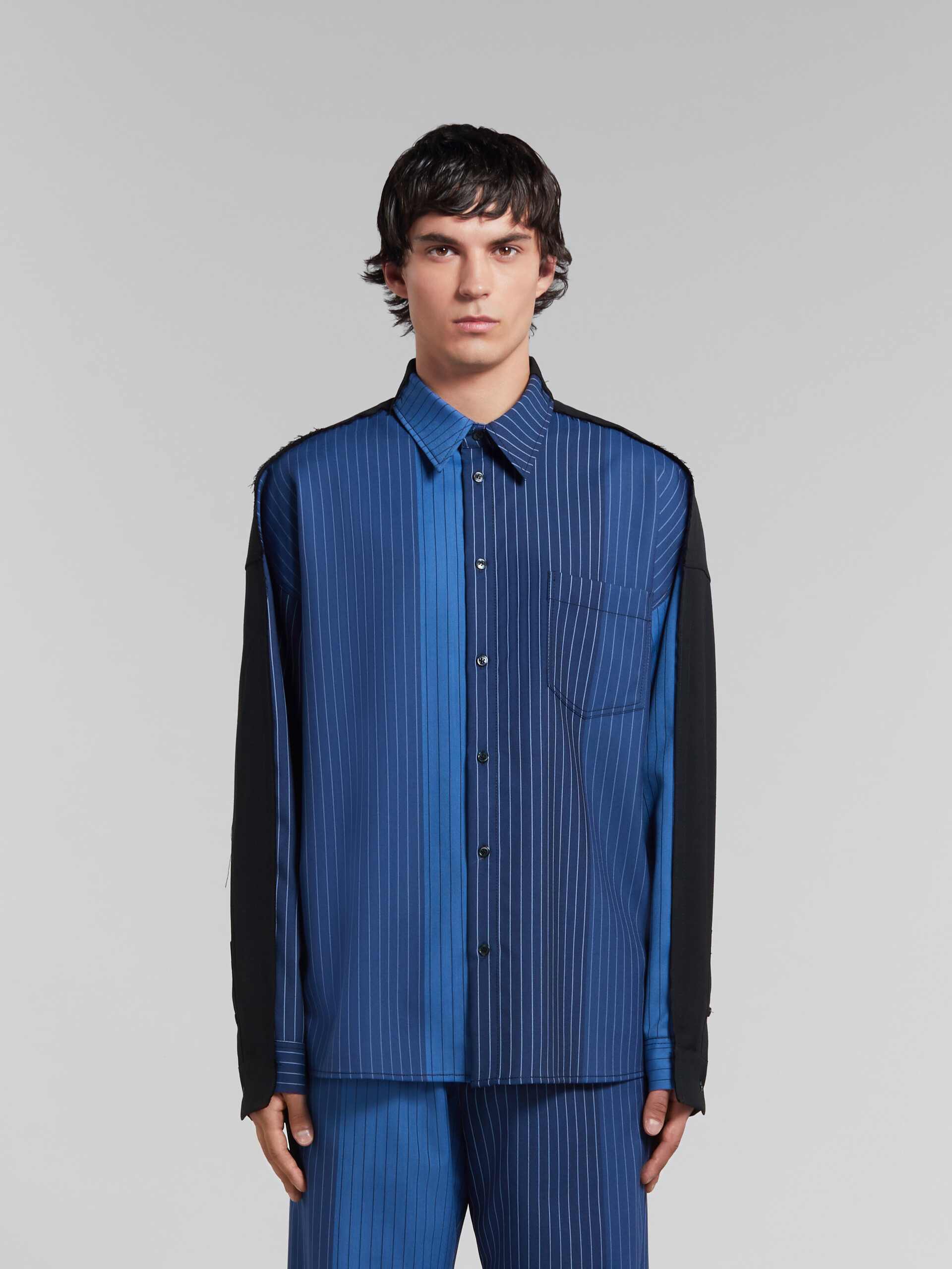 Chemise en laine à fines rayures avec dégradé bleu et dos contrastant - Chemises - Image 2