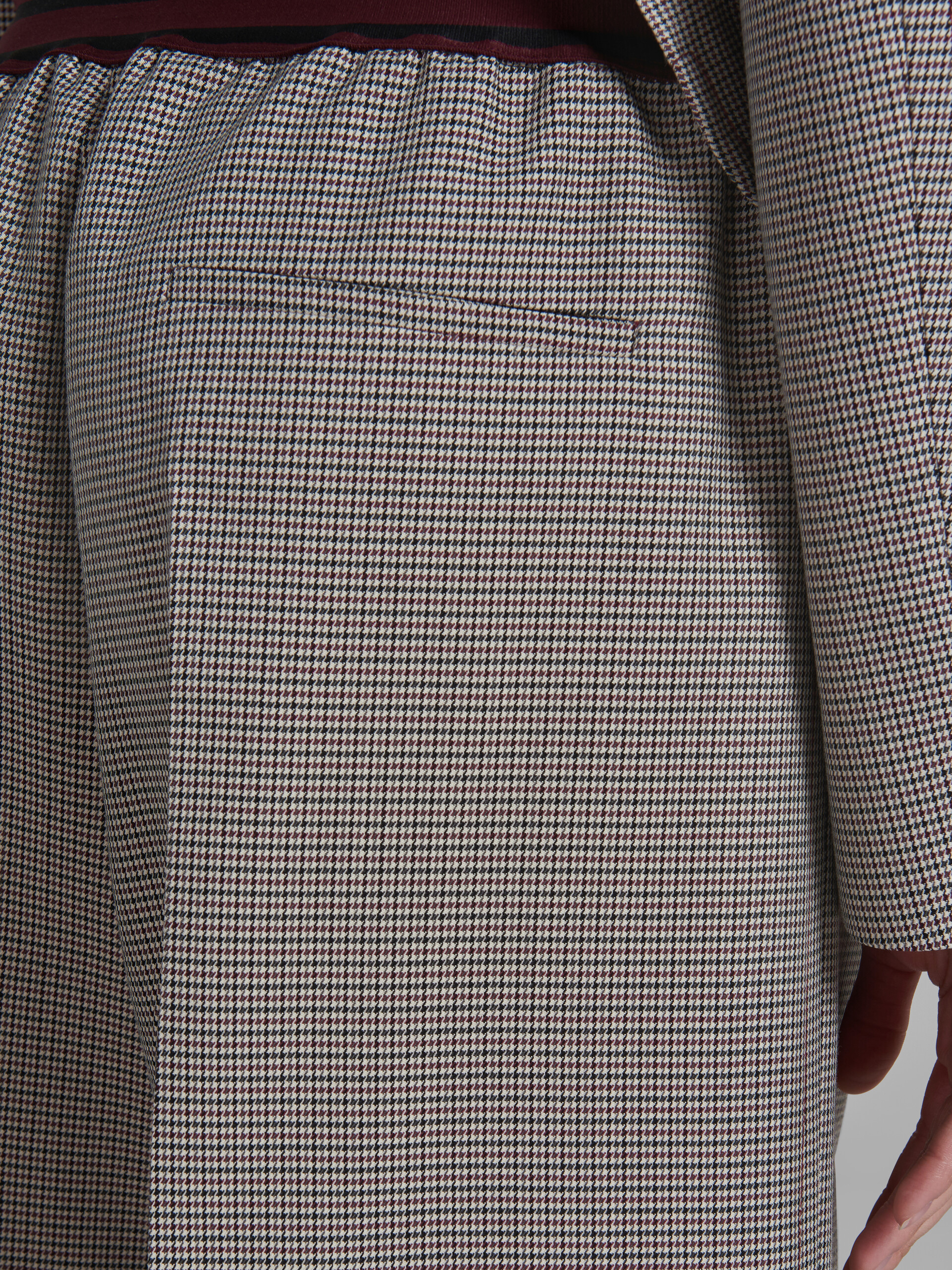 Pantalon rouge et gris à motif pied-de-poule avec logo à la taille - Pantalons - Image 5