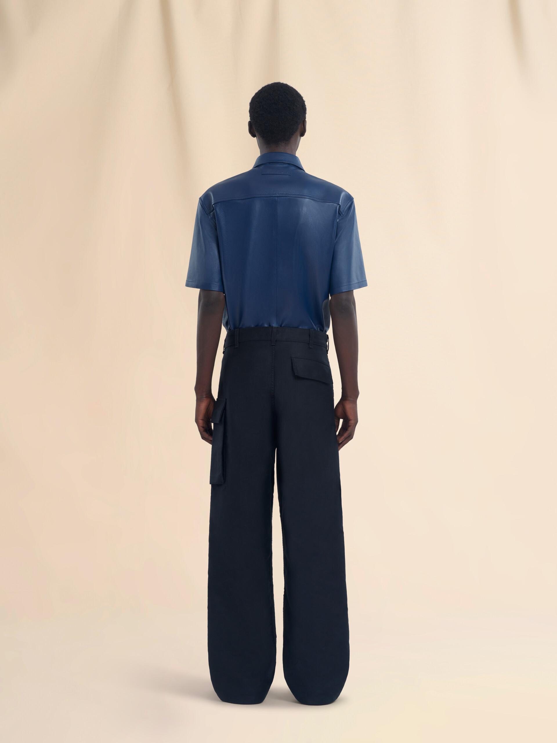 Schwarze Hose aus Gabardine mit Cargotaschen - Hosen - Image 3