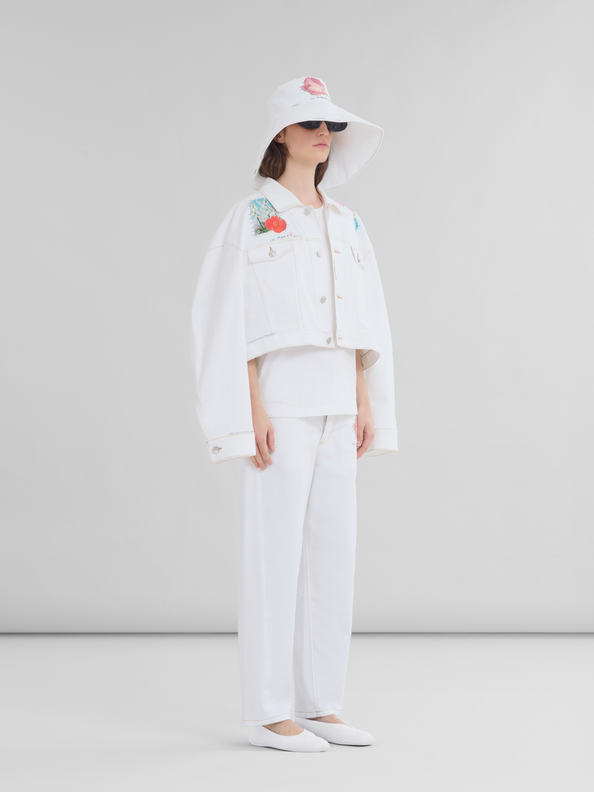 Pantalon en denim blanc avec patch fleur - Pantalons - Image 5
