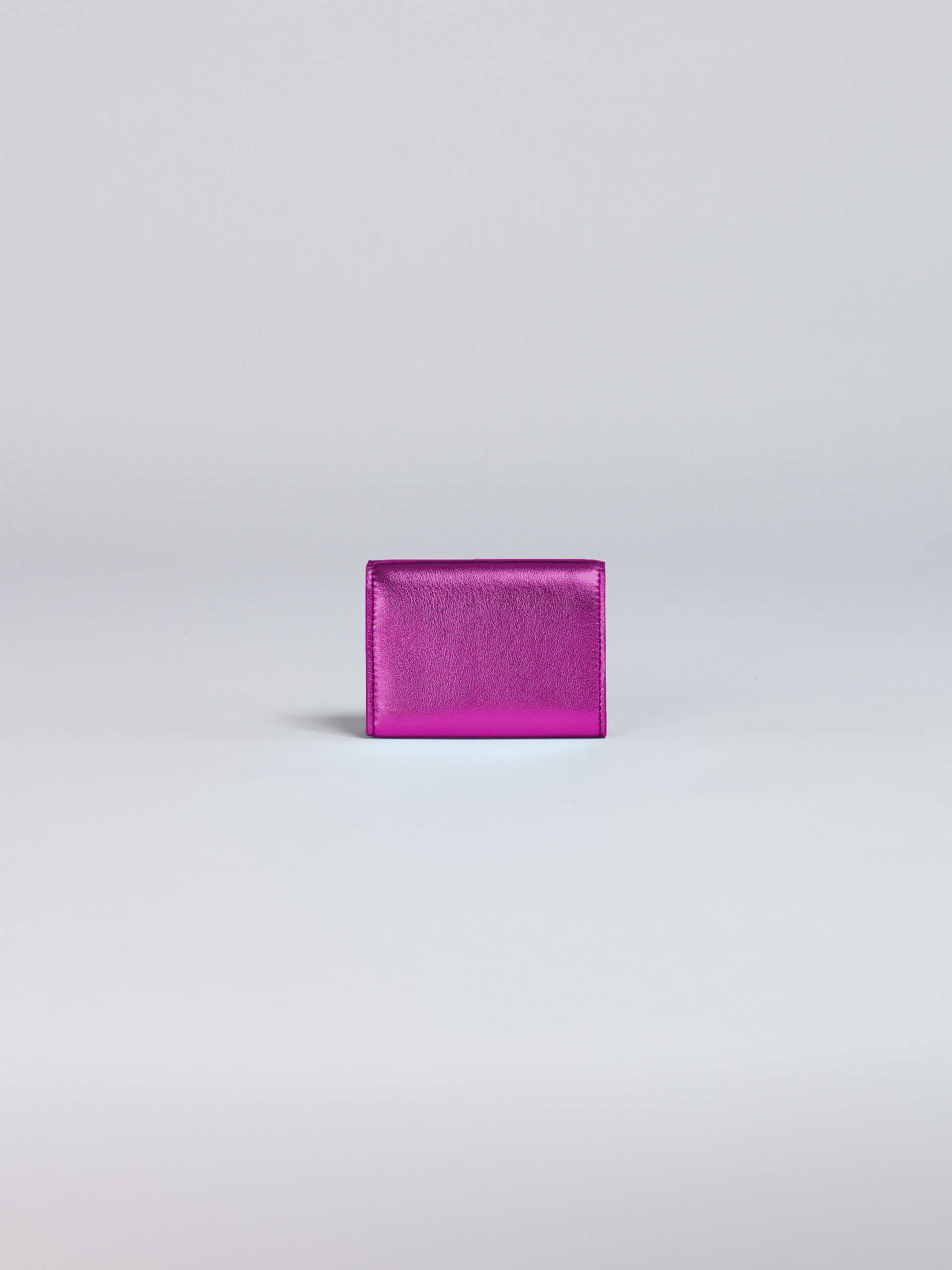 Portafoglio tri-fold in nappa metallizzata rosa - Portafogli - Image 3