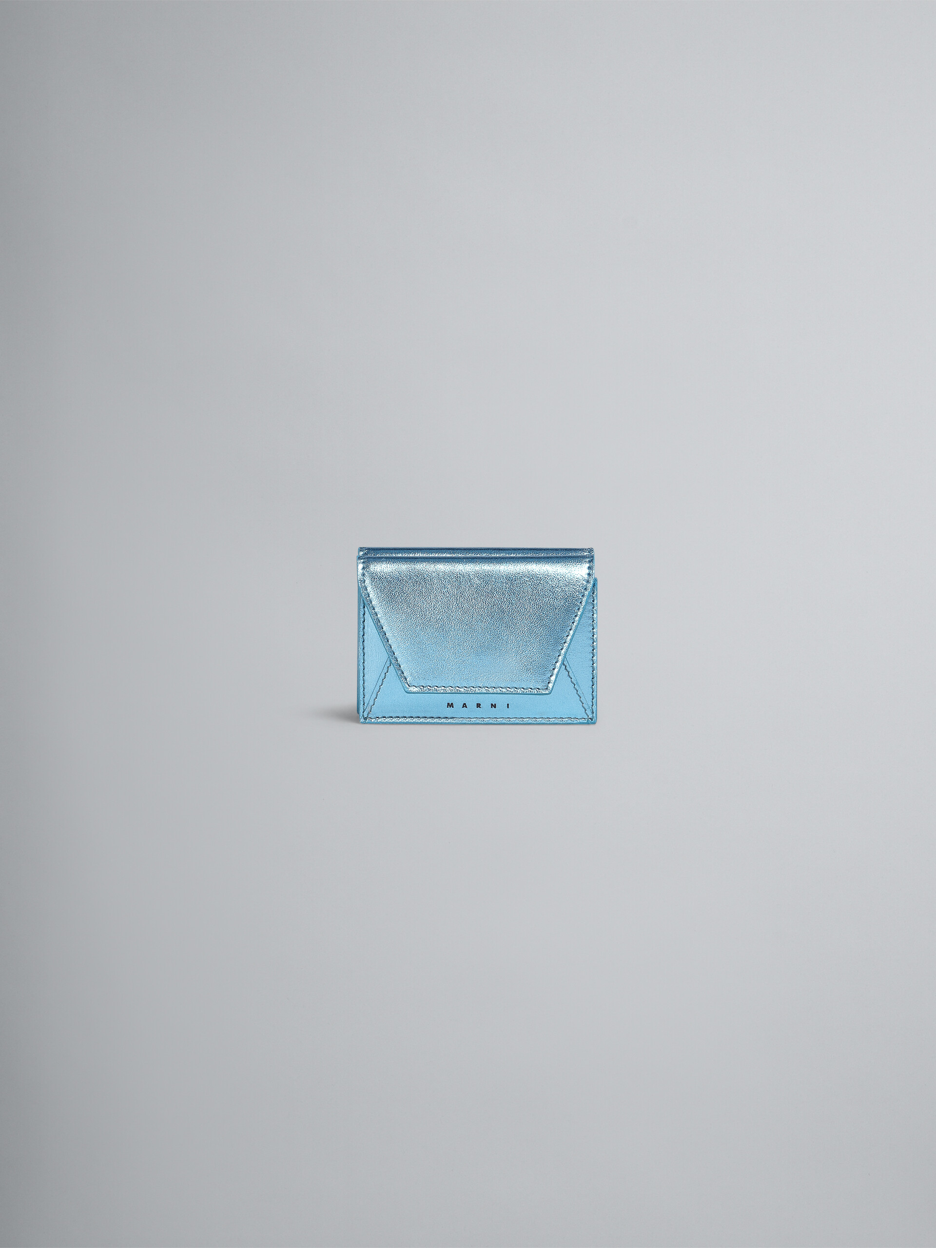Portafoglio tri-fold in nappa metallizzata azzurro - Portafogli - Image 1