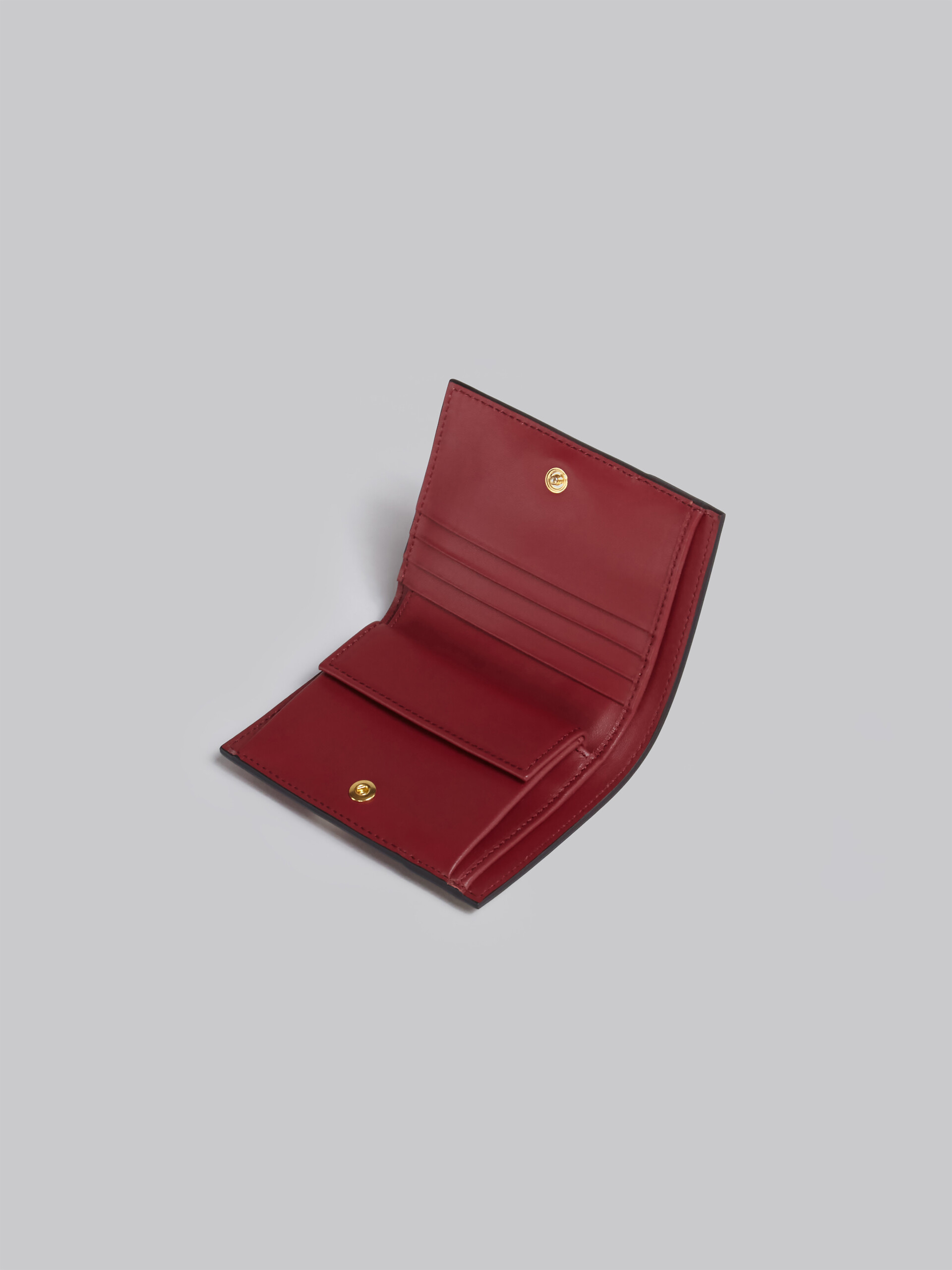 Faltbrieftasche aus braun-pinkem und burgunderrotem Saffianleder - Brieftaschen - Image 4