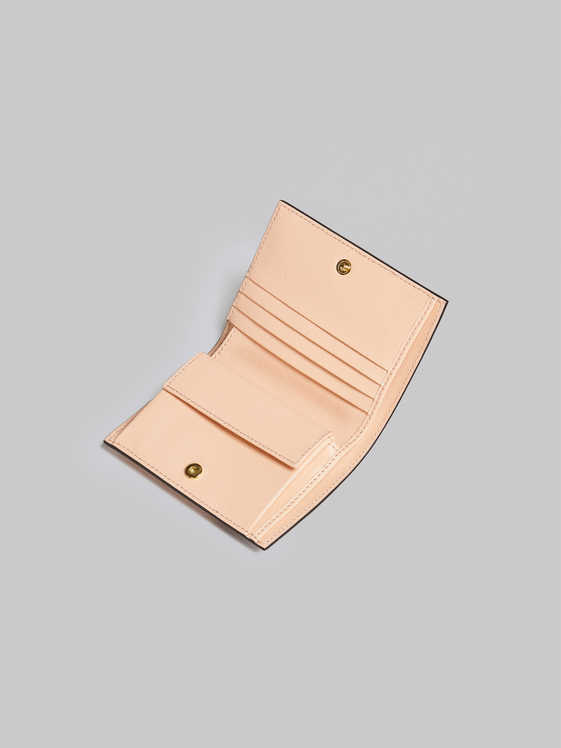 Portafoglio bi-fold in saffiano rosso bianco e rosa - Portafogli - Image 4