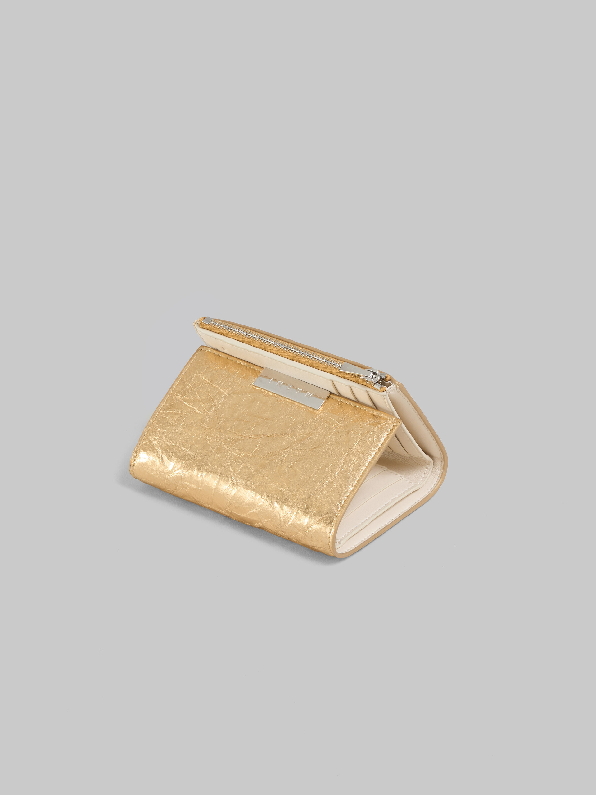 Portafoglio Prisma tri-fold in pelle color argento - Portafogli - Image 4