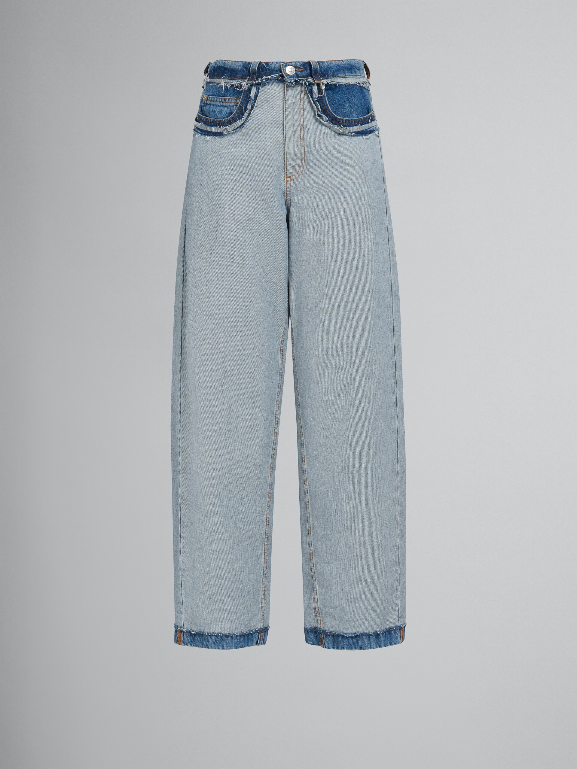 Blaue Denim-Jeans in Inside-Out-Optik und Karottenpassform - Hosen - Image 1