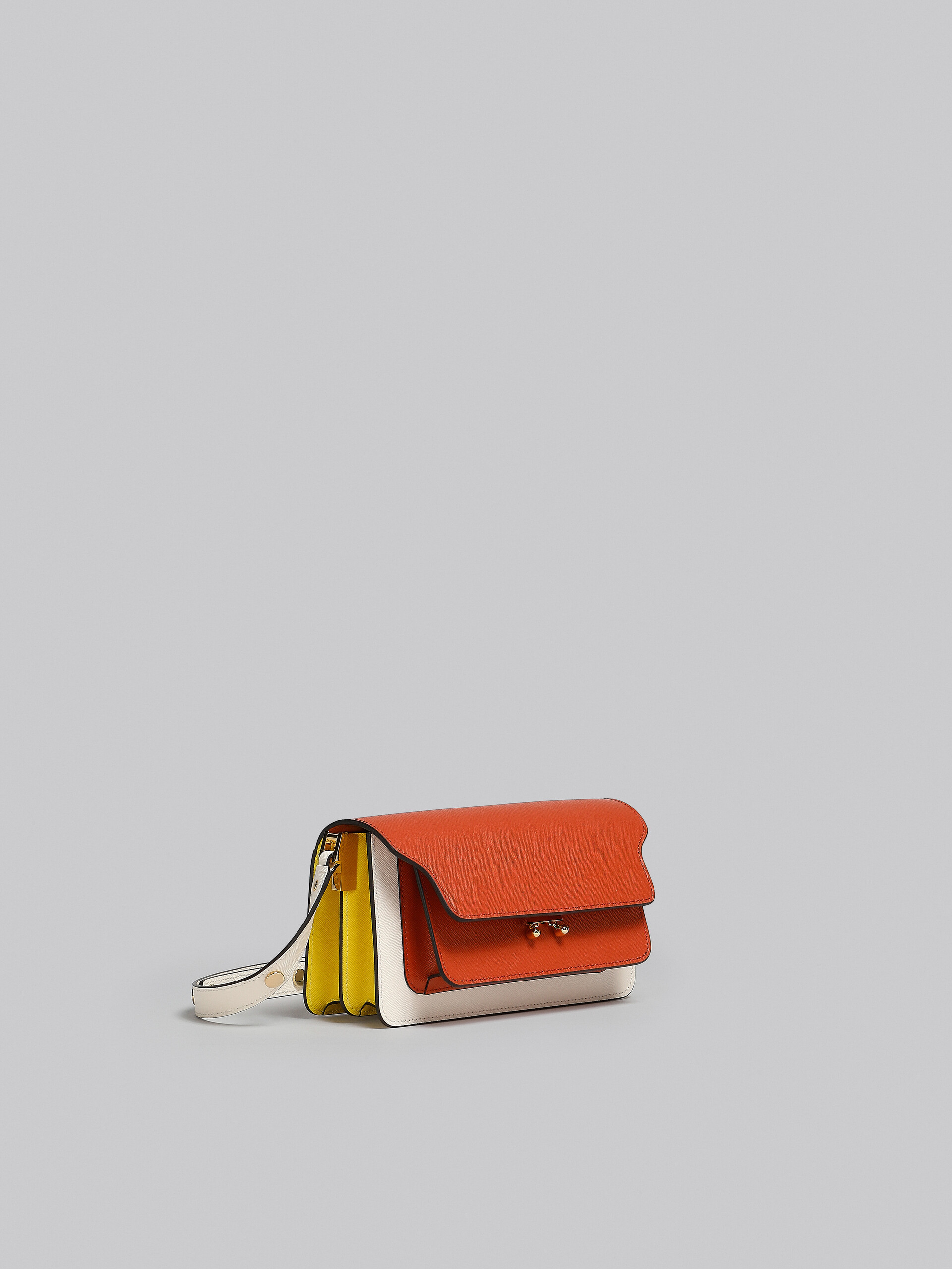 Trunk Bag E/W in pelle saffiano marrone - Borse a spalla - Image 6