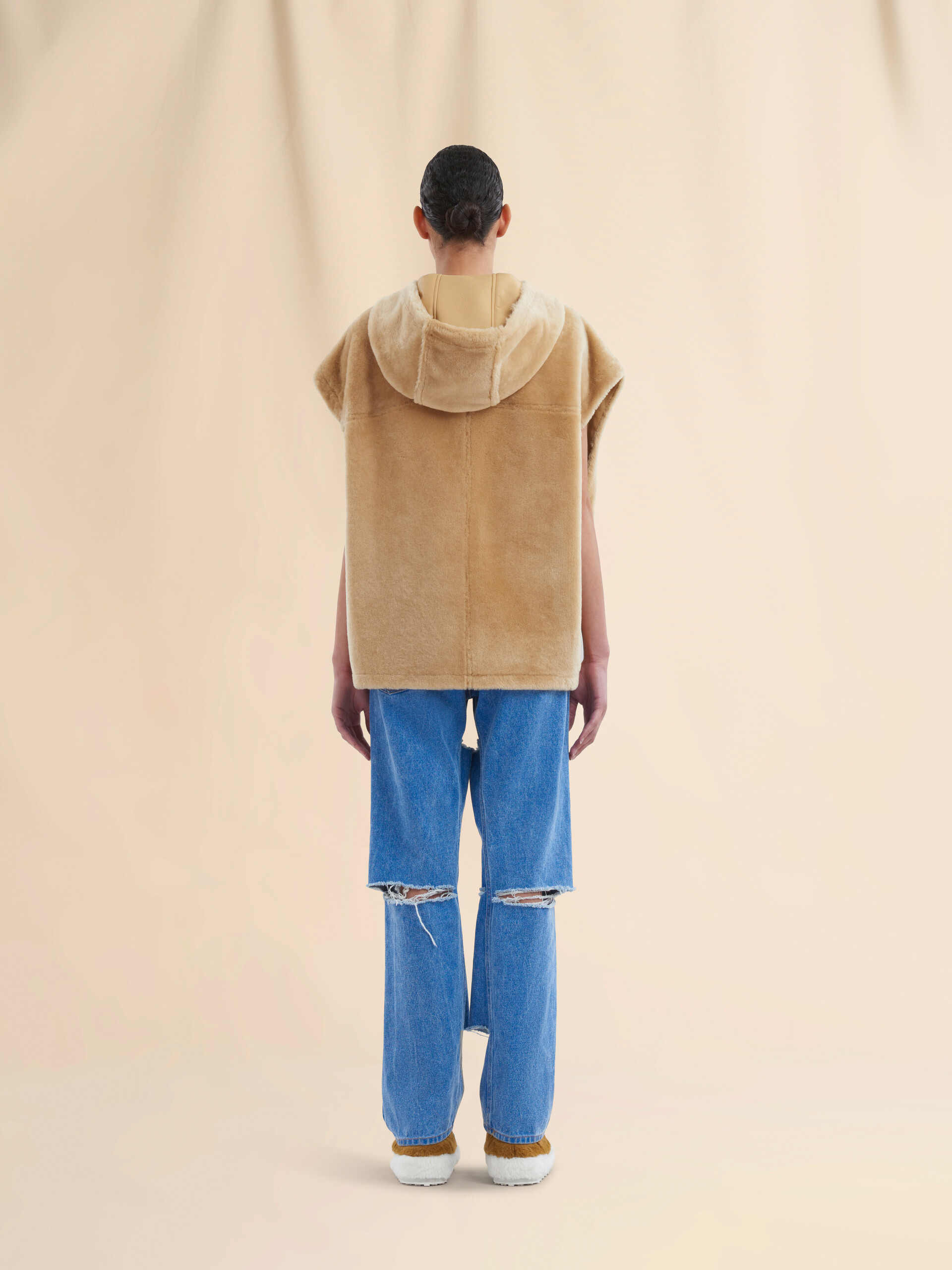 Gilet con cappuccio in shearling rasato marrone - Gilet - Image 3