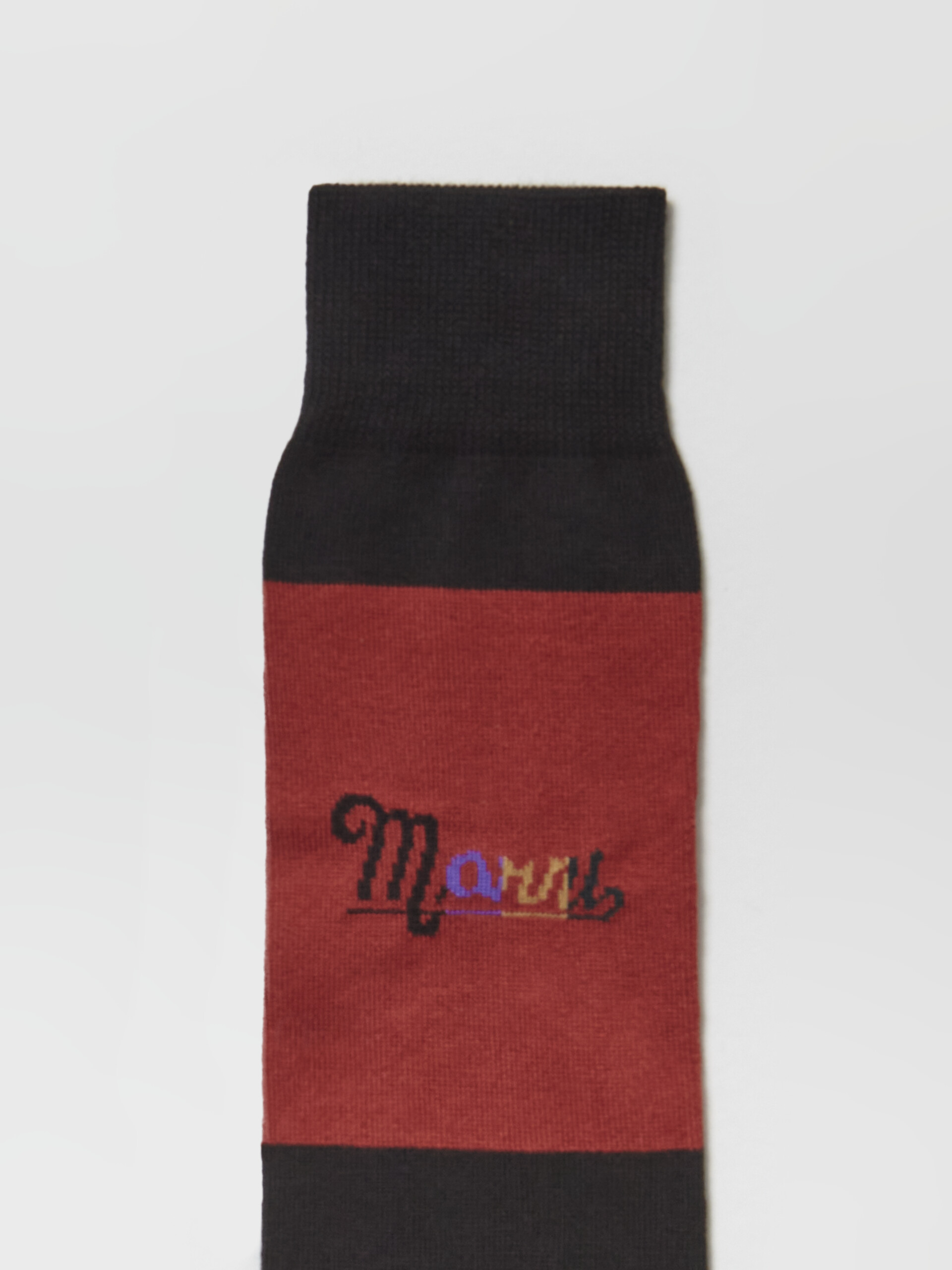 Socke aus schwarz-rot gestreiftem Nylon mit Regenbogen-Logo-Intarsie - Socken - Image 3