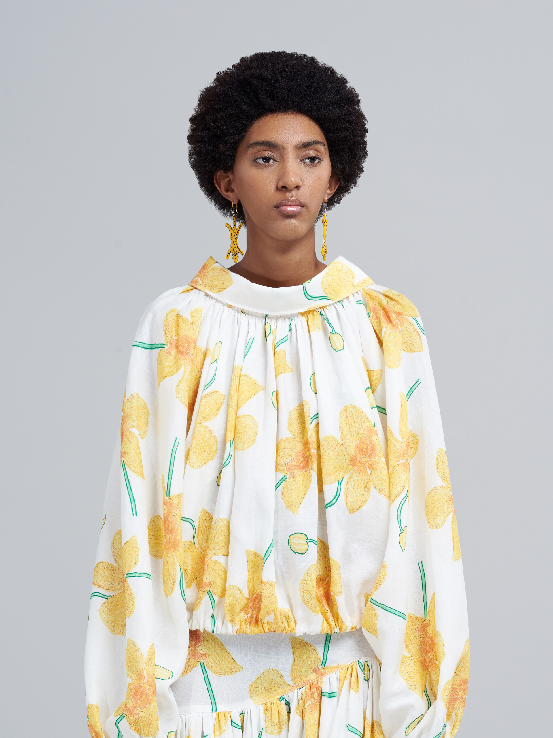 Camisa de ramio con estampado de orquídeas - Camisas - Image 3