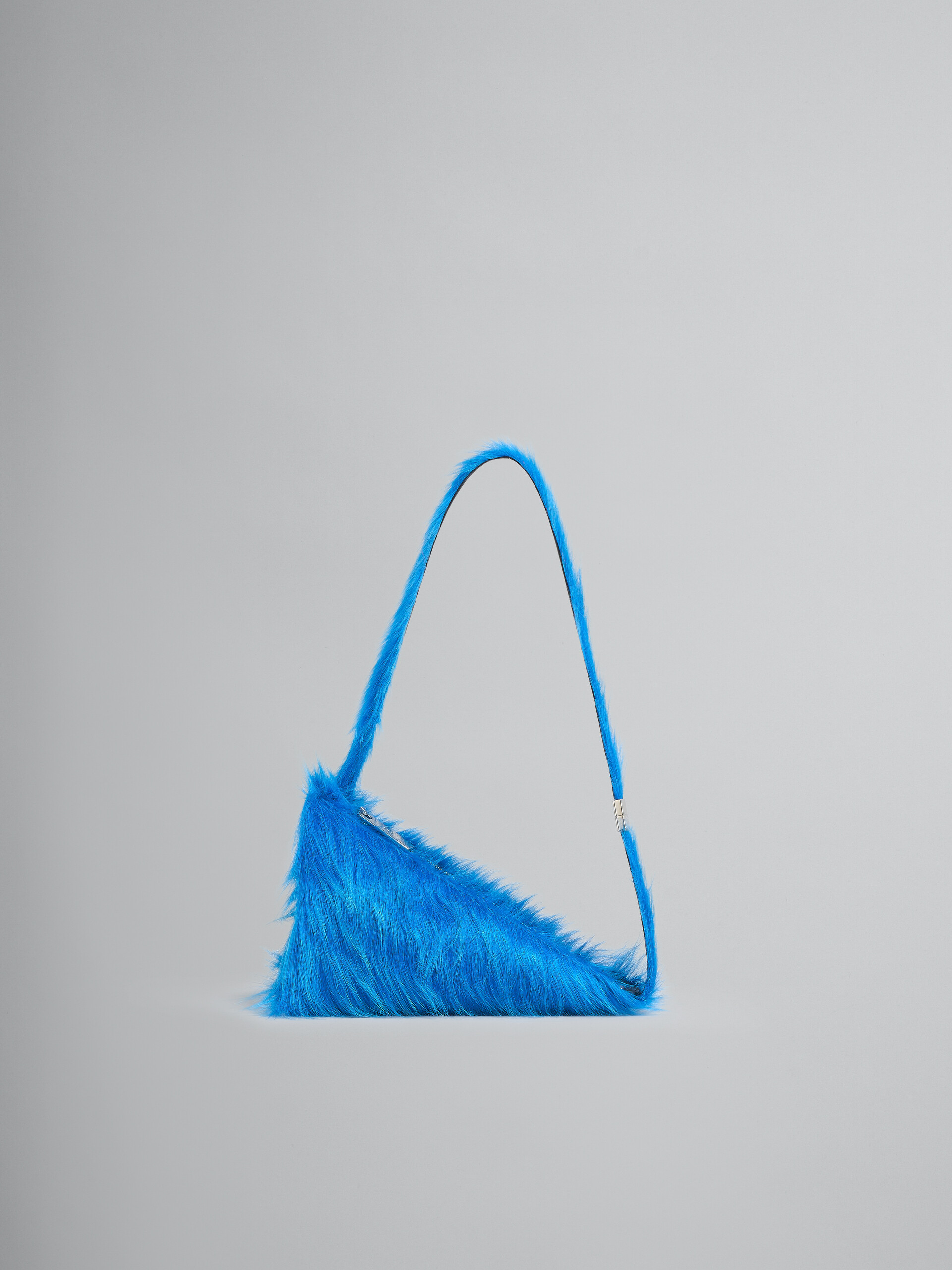 Bolso bandolera triangular Prisma de piel de becerro de pelo largo azul - Bolsos de hombro - Image 1