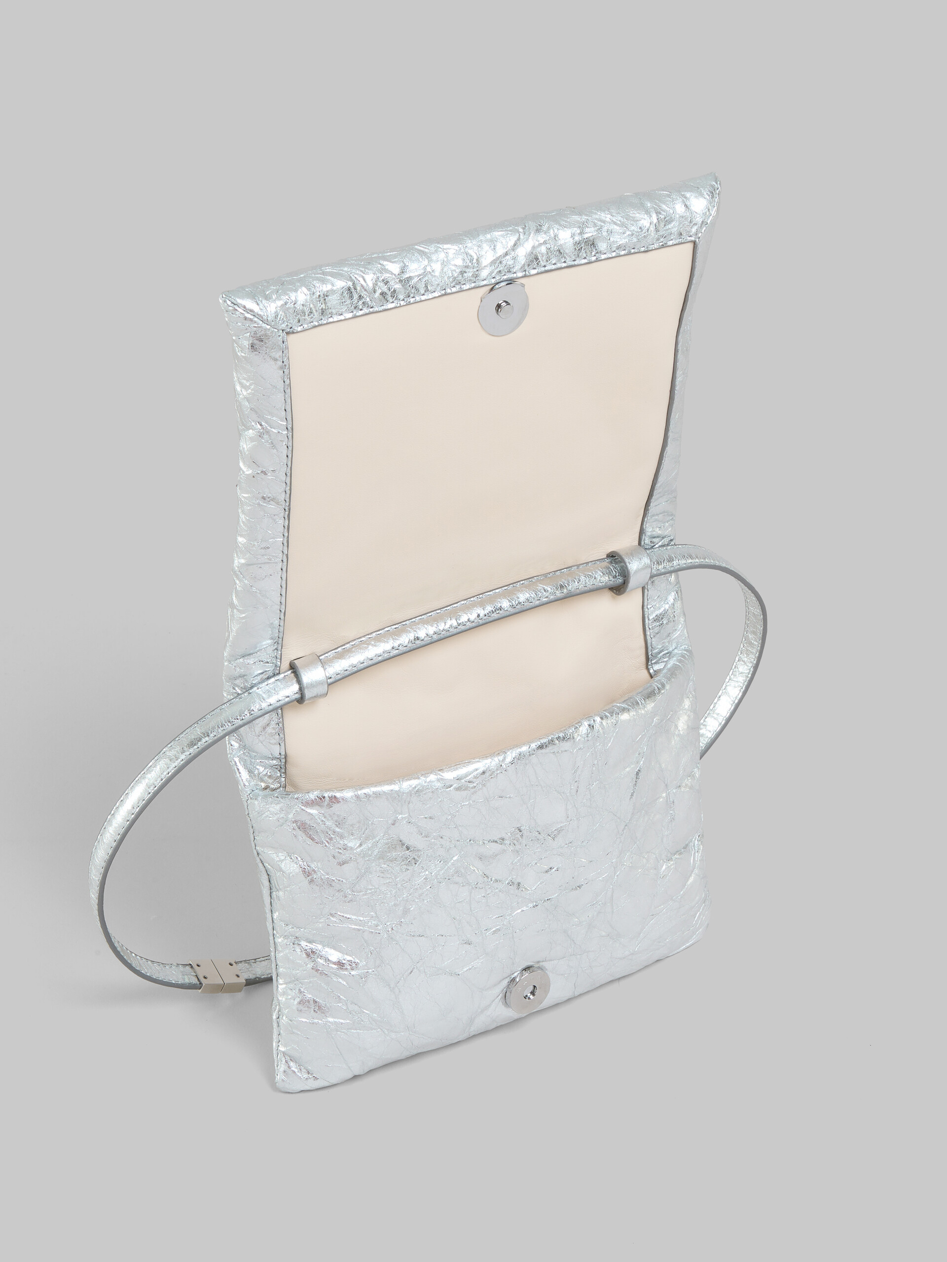 Mini-Pochette Prisma aus Leder in Silber - Beutel - Image 4