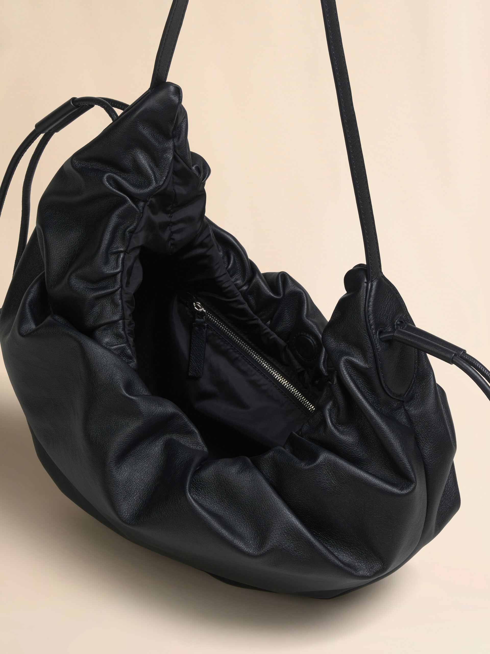 Taubenfarbene kleine Hobo-Tasche Scrunchie aus Leder - Schultertaschen - Image 4