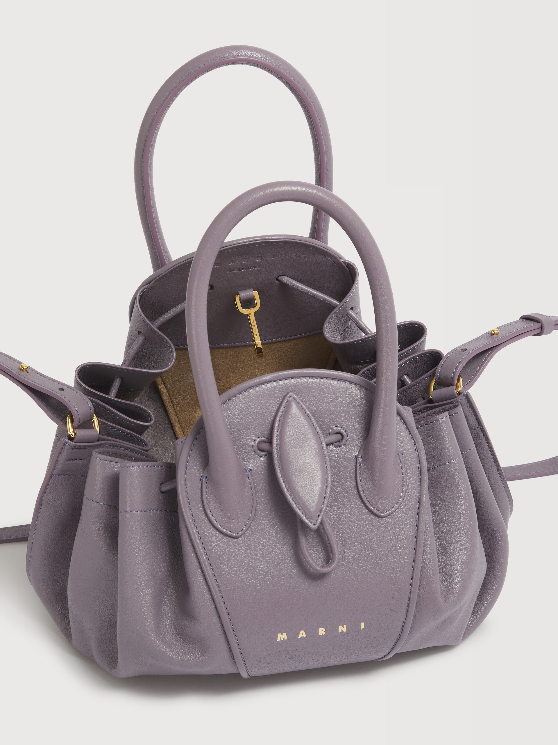 Kleine Tulipea Tasche aus Leder in Schwarz - Schultertaschen - Image 5