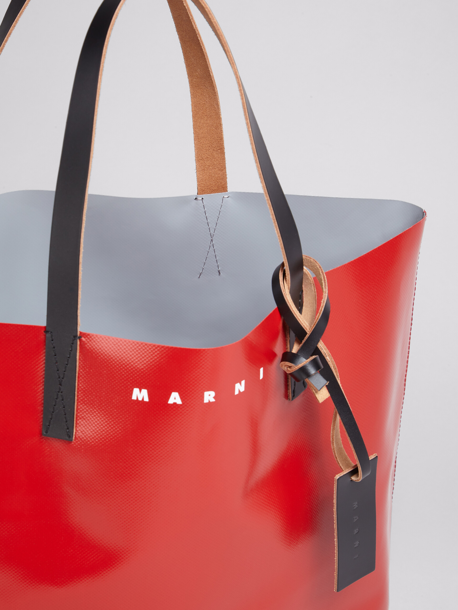 Borsa shopping in PVC rosso e grigio con manici in pelle - Borse shopping - Image 3
