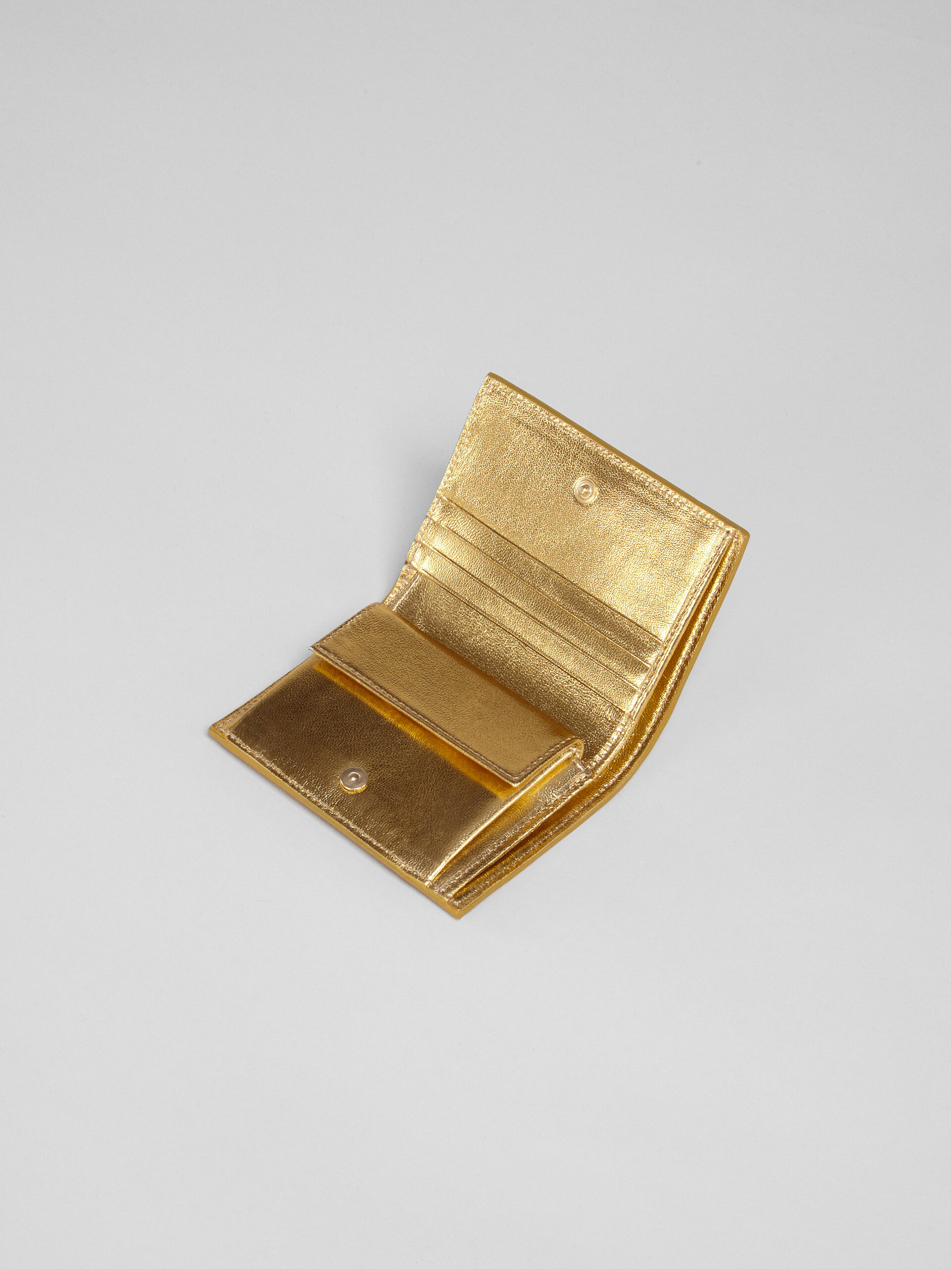 Portafoglio bi-fold in nappa metallizzata oro - Portafogli - Image 3