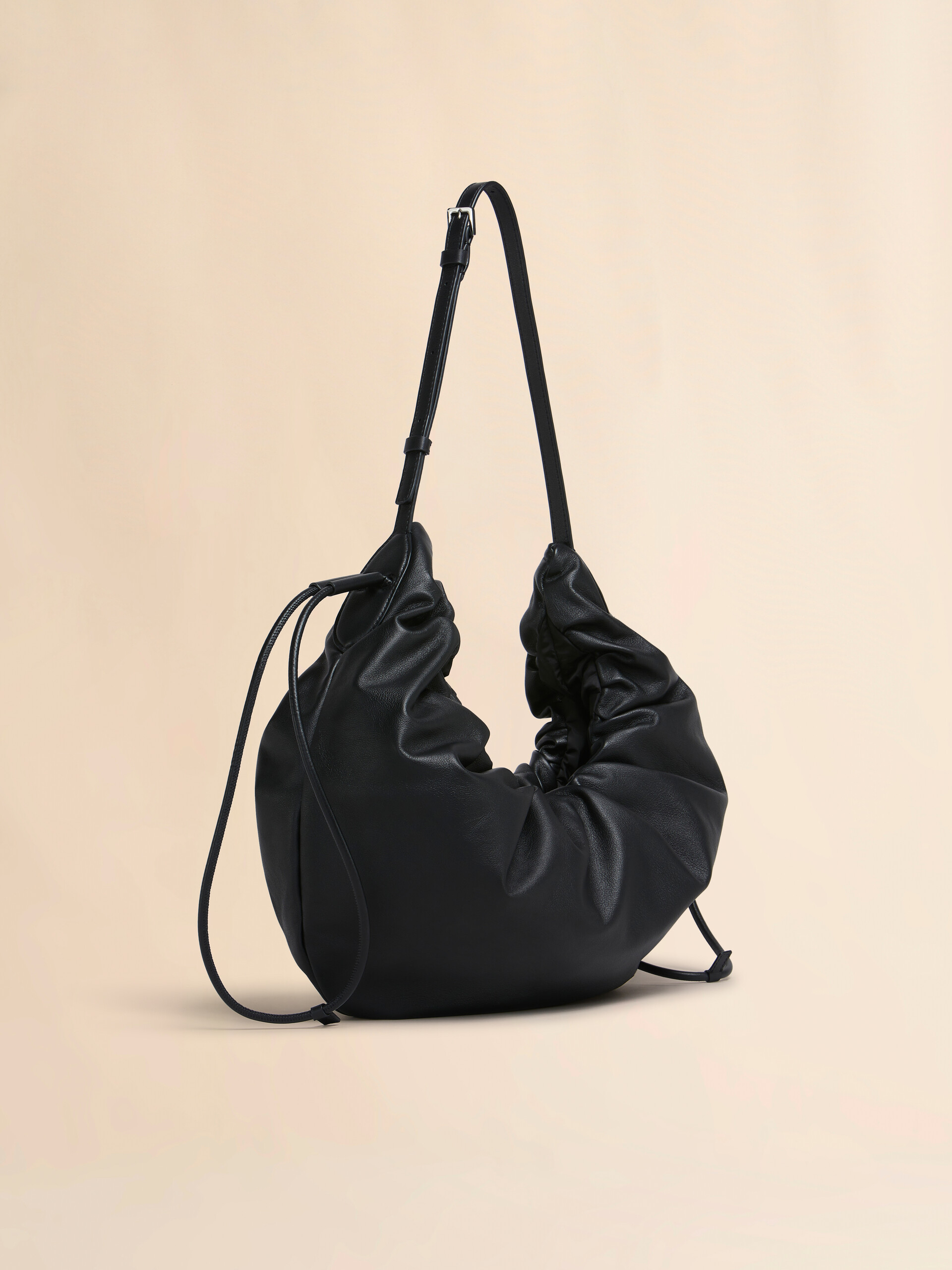 Taubenfarbene kleine Hobo-Tasche Scrunchie aus Leder - Schultertaschen - Image 6