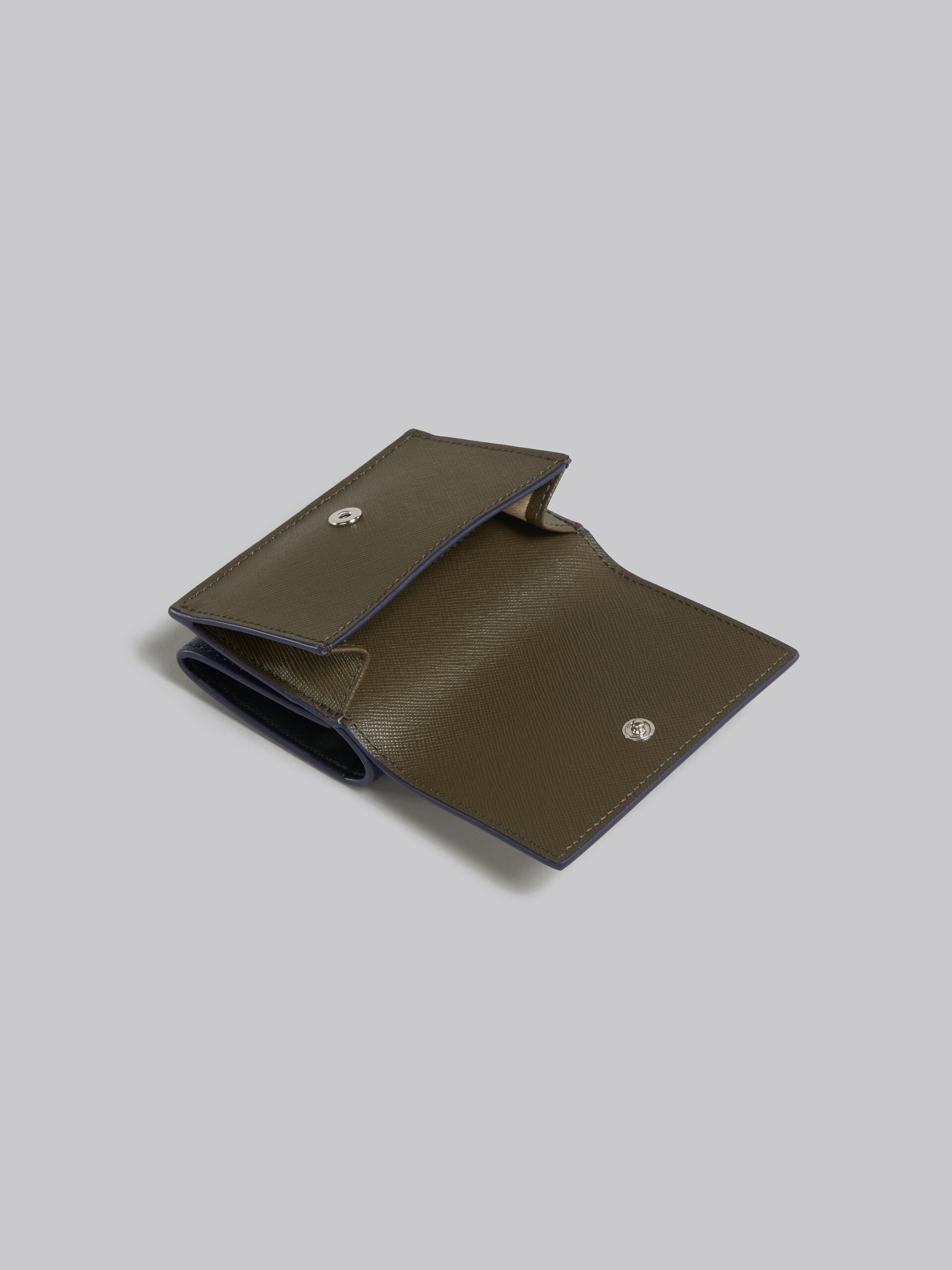 ブラック＆ブルー サフィアーノレザー 三つ折りウォレット - 財布 - Image 5