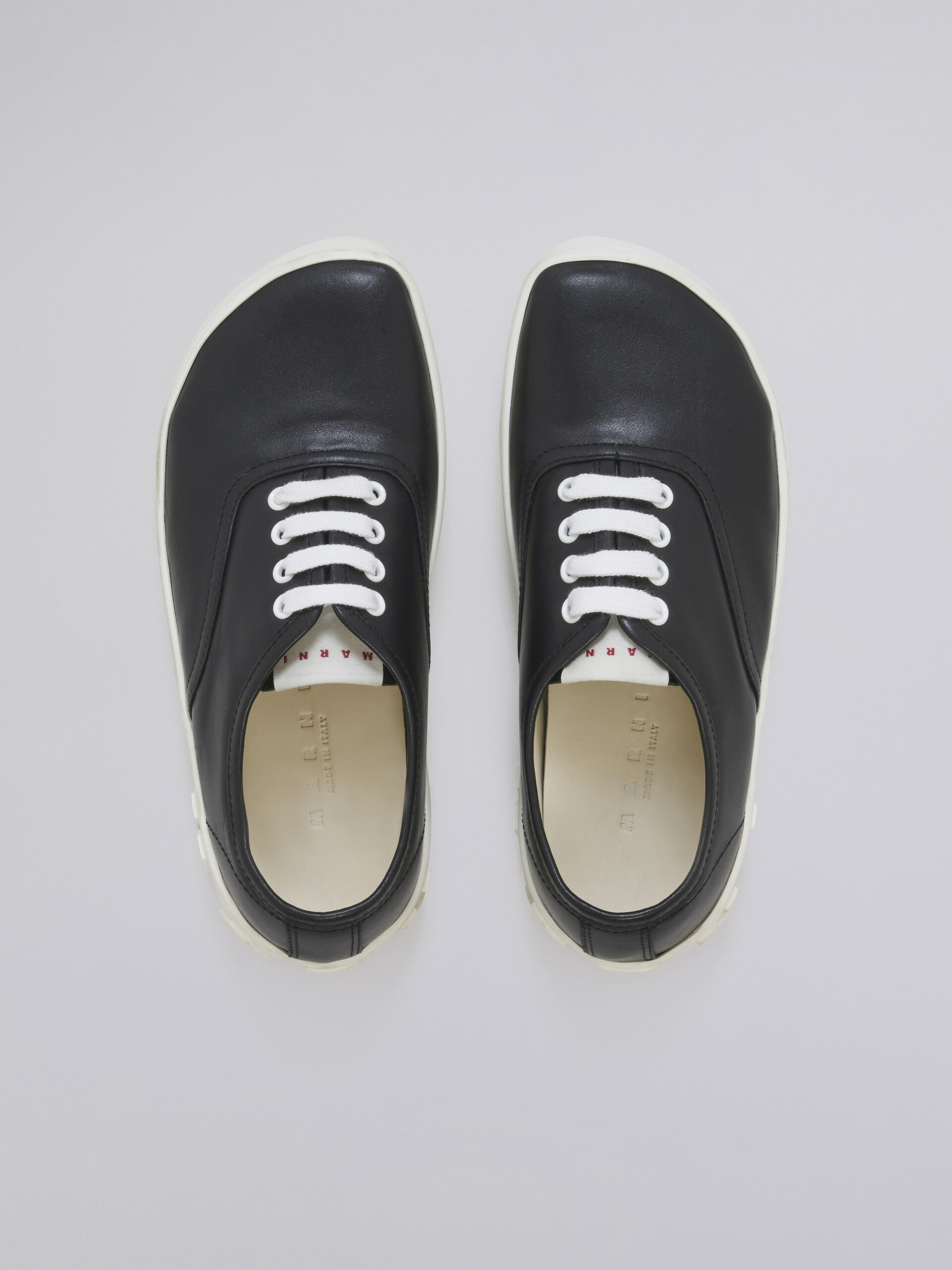 Sneakers en cuir de veau lisse noir avec grand logo en relief - Sneakers - Image 4